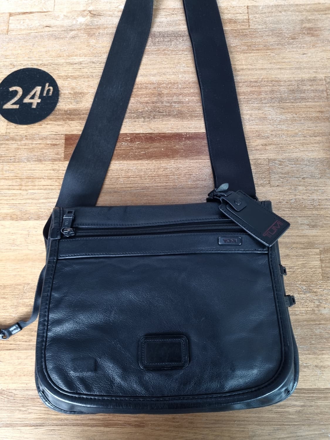 TUMI 블랙 가죽 크로스백 상품이미지1