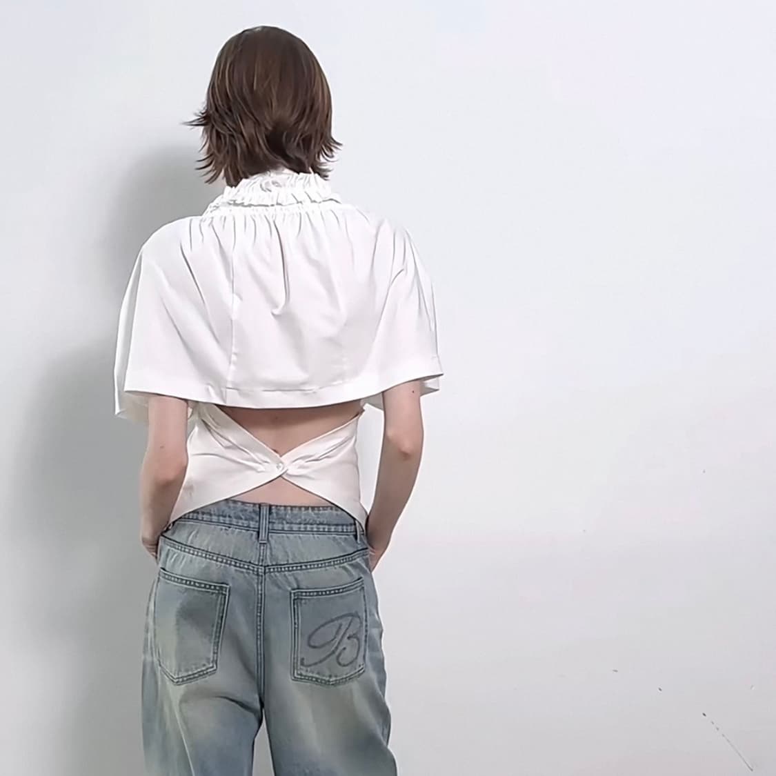 BOLD italic 화이트 셔링 백리스 블라우스 상품이미지5