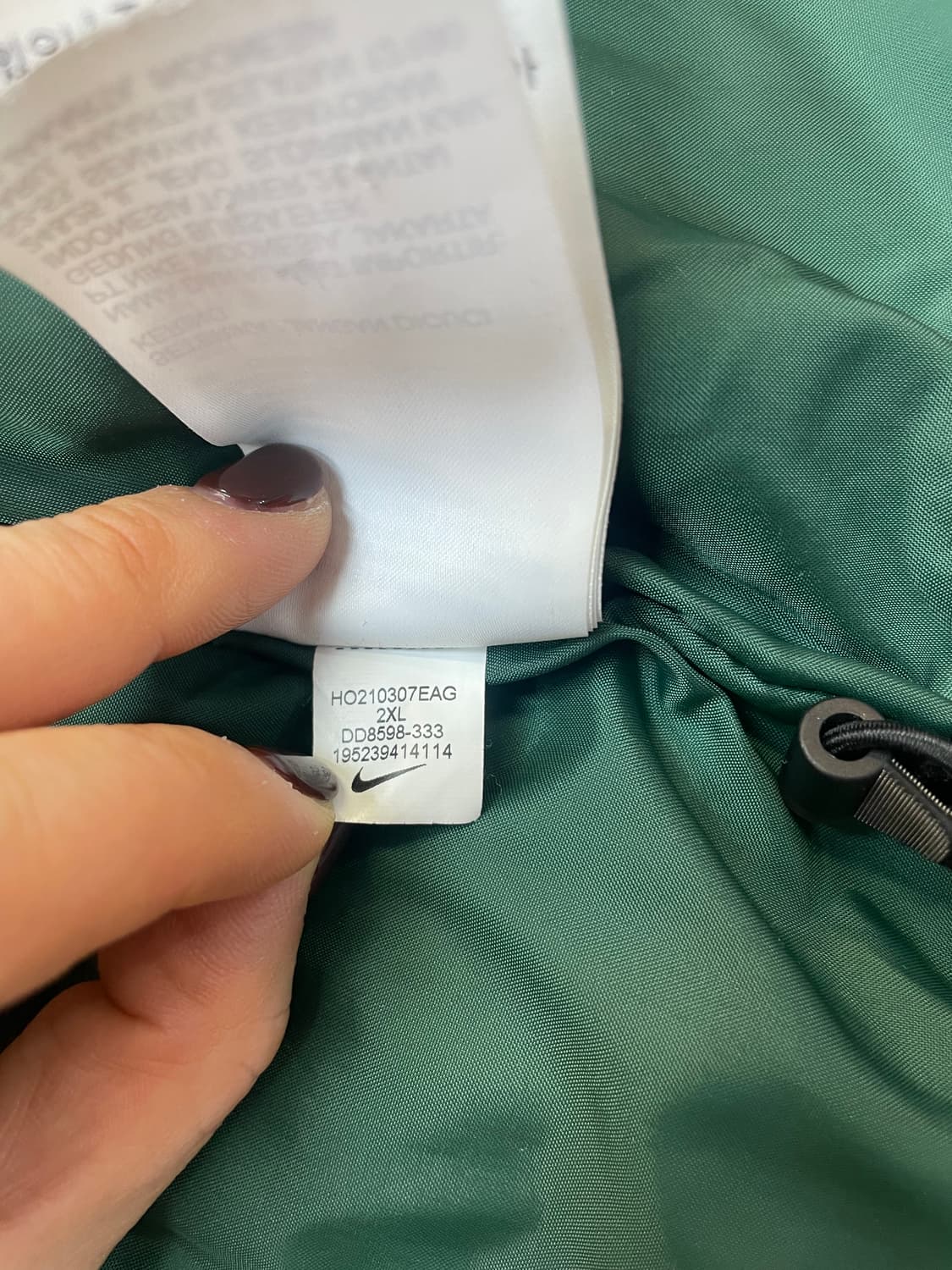 나이키 SB Storm-FIT 패딩 그린 색상입니다. 사이즈는 XXL이고 상품이미지7