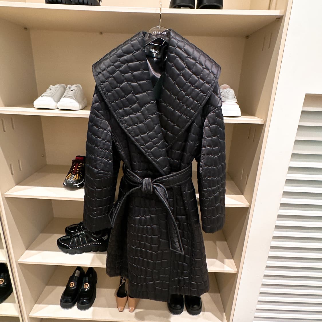 (정품/새상품) VERSACE 베르사체 여성 블랙 엠보 퀼팅 코트 상품이미지1