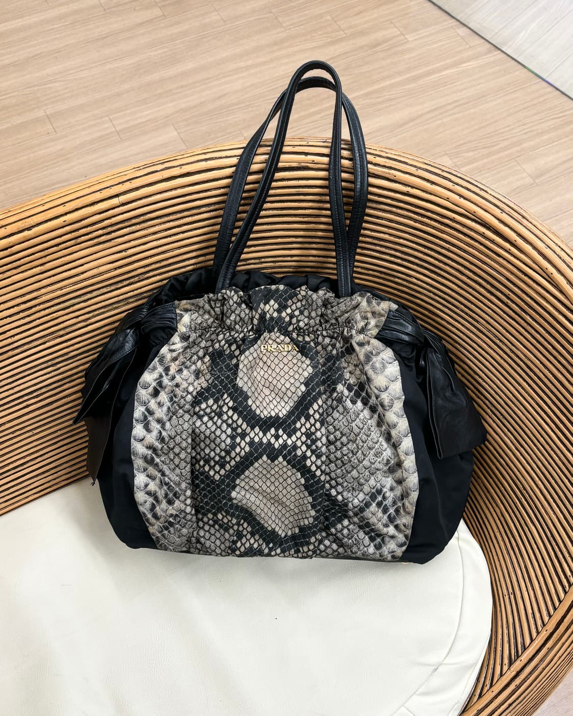 프라다 파이톤 프린트 테슈토 보우 사첼백 상품이미지1