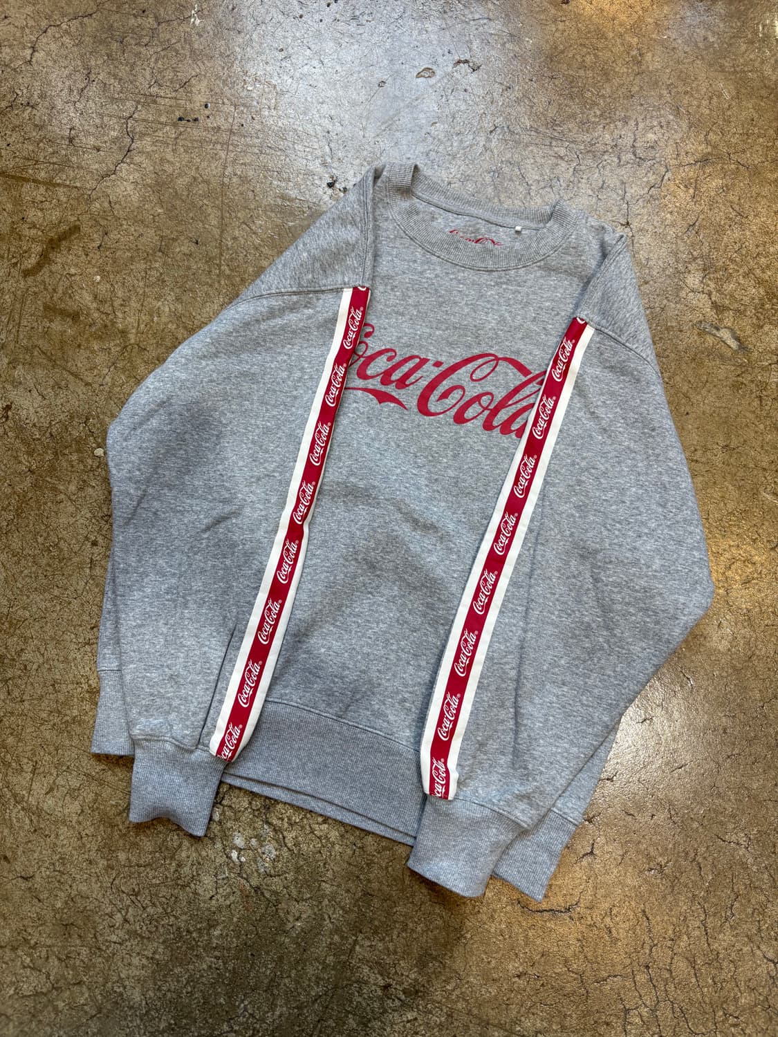 gu x coca cola sweatshirt 상품이미지2
