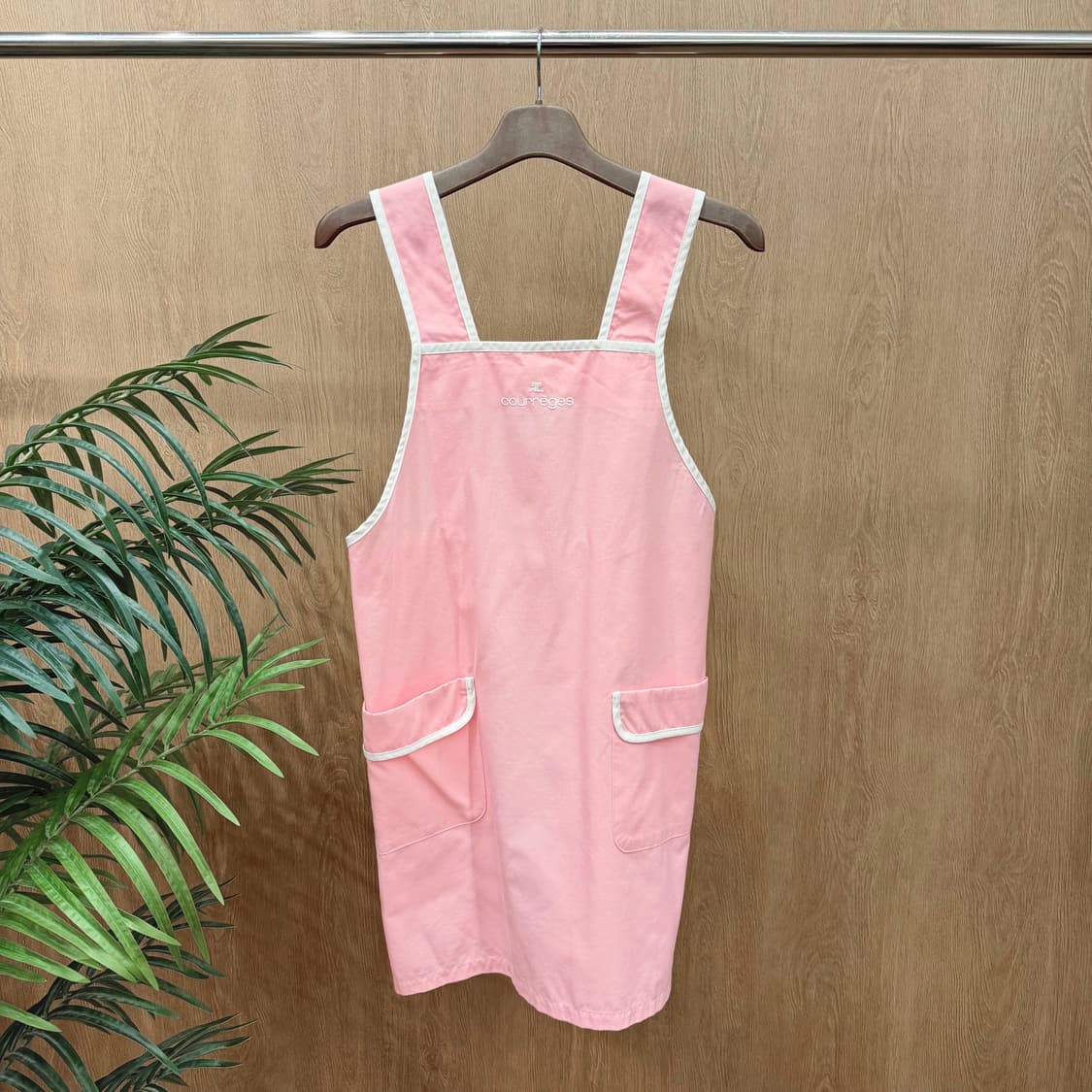 꾸레쥬 슬리브리스 에이프런 미디 원피스 로고 자수 플랩 포켓 디테일 핑크 상품이미지1