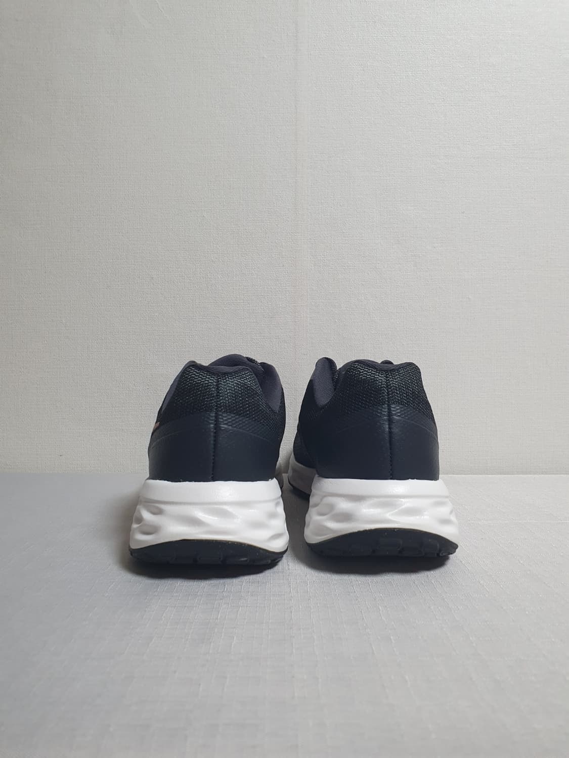 나이키 레볼루션6 다크스모크 그레이 NN 메탈릭코퍼 250mm 상품이미지4