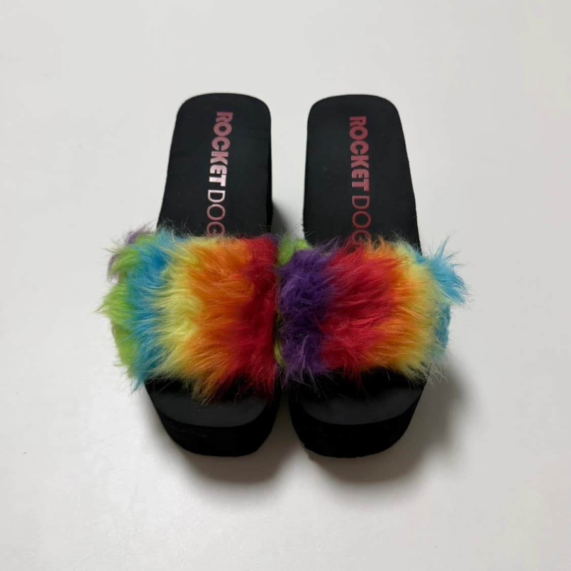 dolls kill (rocket dog) 레인보우 퍼 통굽 슬리퍼 상품이미지2