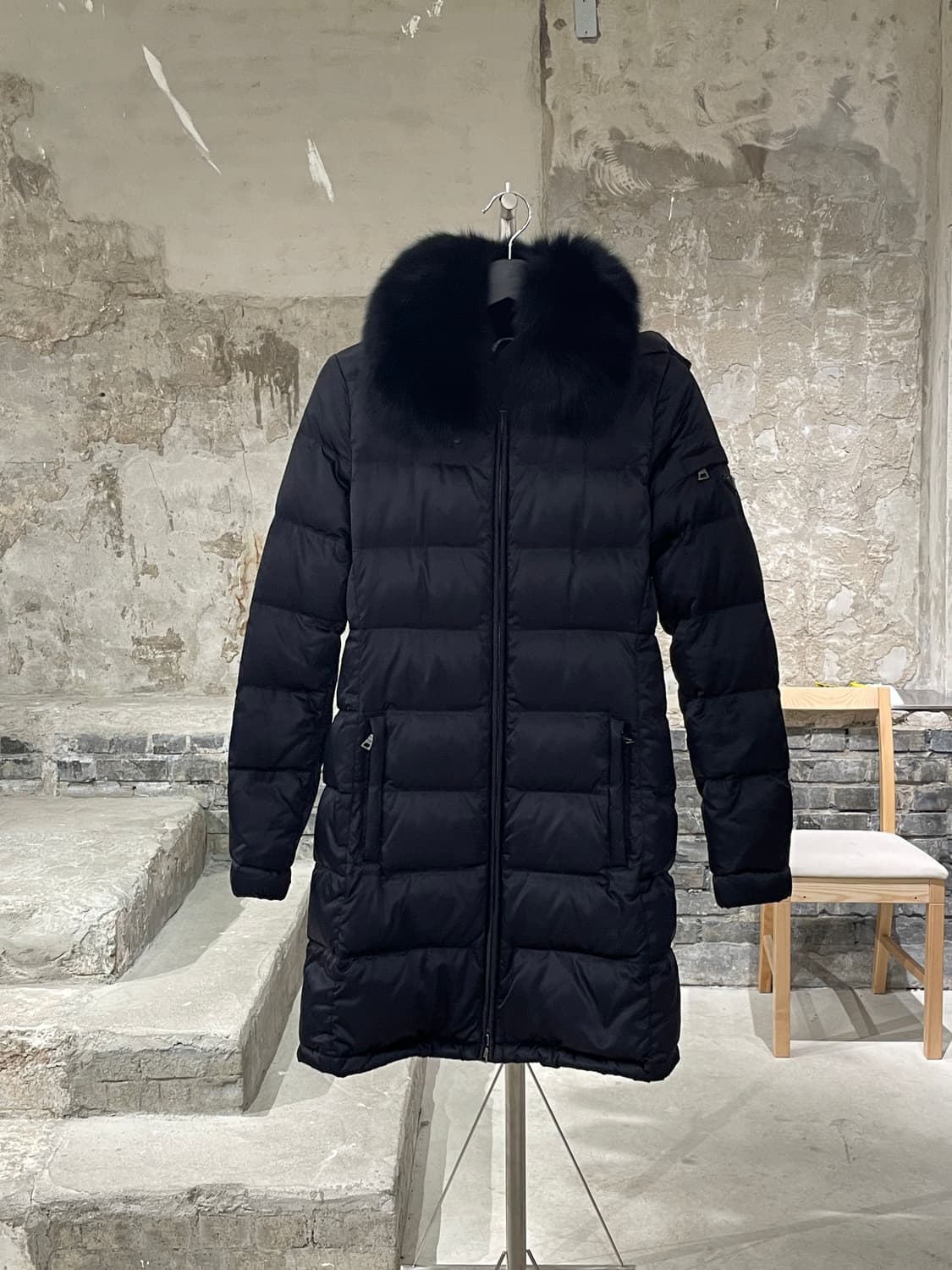 프라다 블랙 트라이앵글 로고 폭스 퍼 다운 후디 자켓 상품이미지1