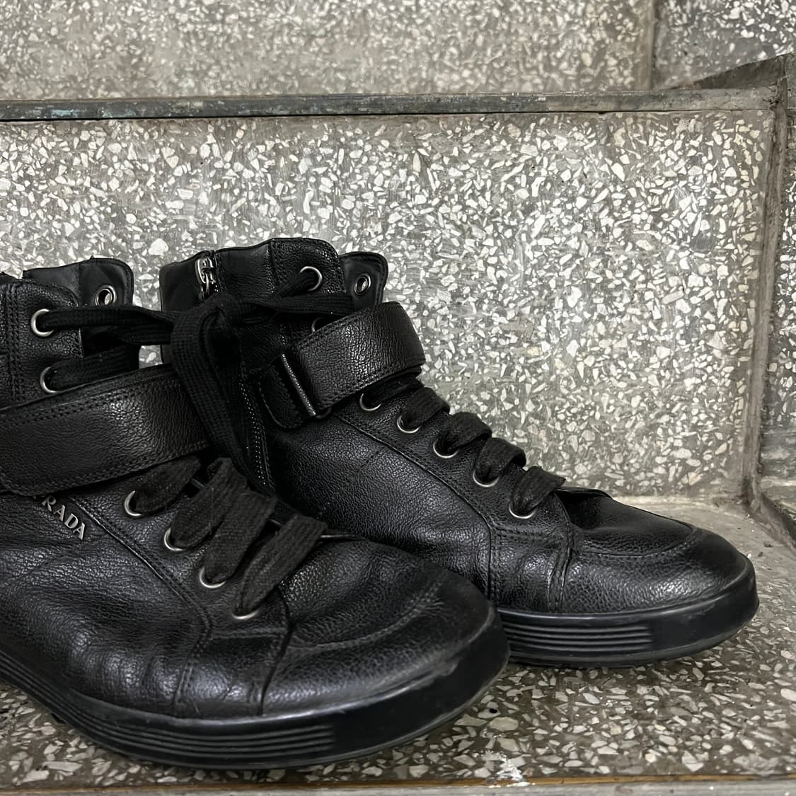 프라다 블랙 레더 벨크로 하이탑 스니커즈 상품이미지8