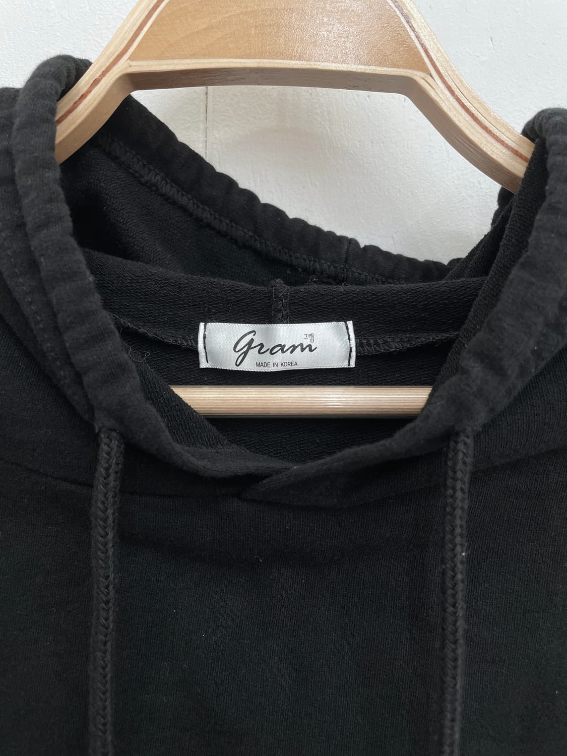 그램(Gram) 퓨처랜드 패치 컷오프 크롭 후드티 블랙 상품이미지6