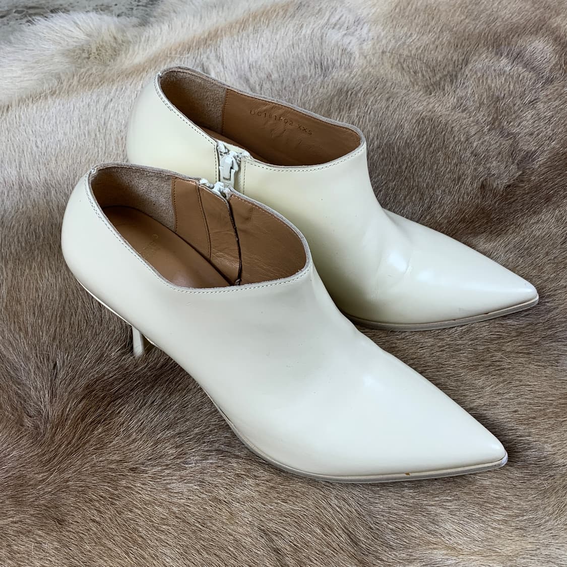 언더커버 22SS 스틸레토 레더 펌프스 힐 상품이미지2