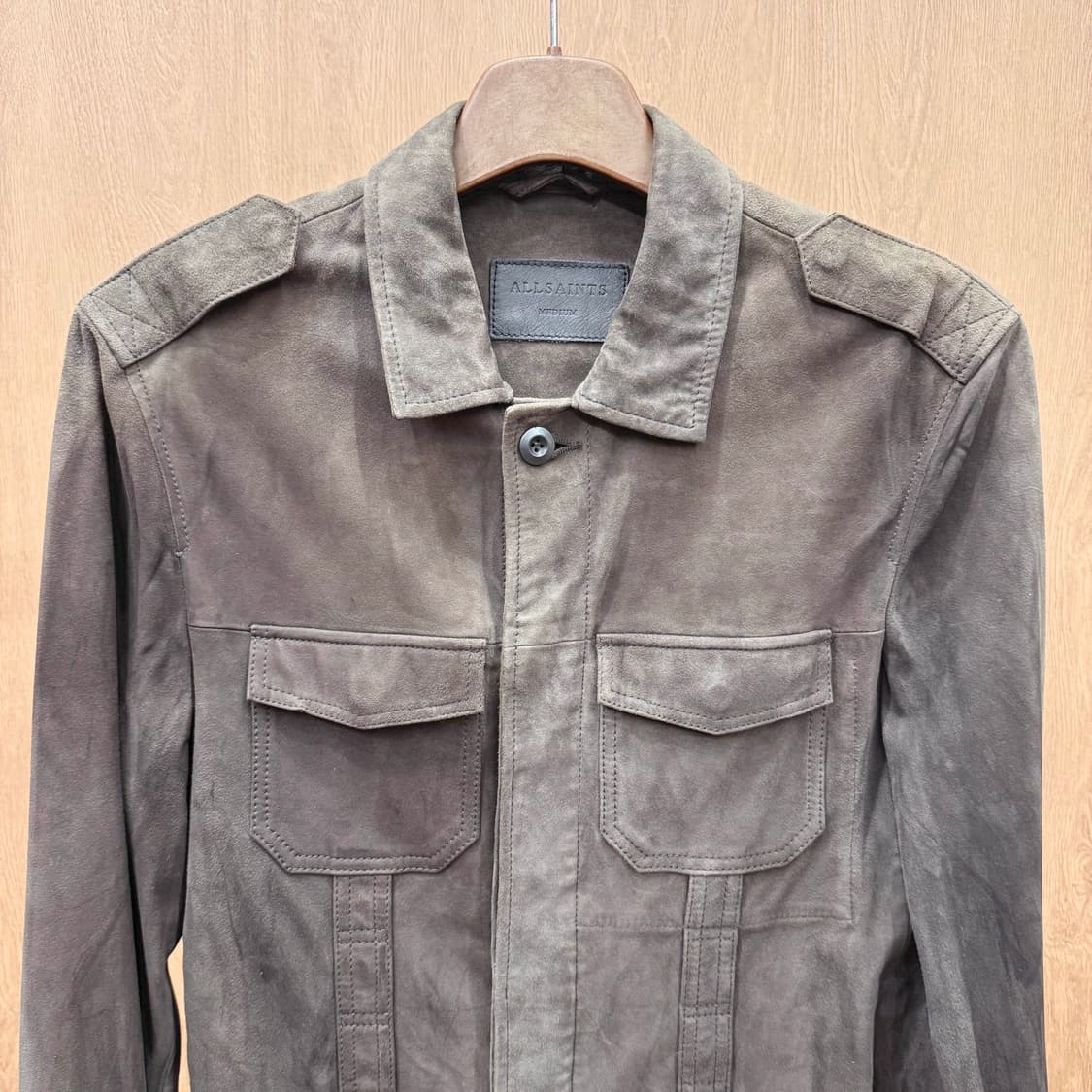 올세인츠 고트 스웨이드 레더 셔츠 자켓 워싱 투포켓 디테일 카키 브라운 상품이미지4