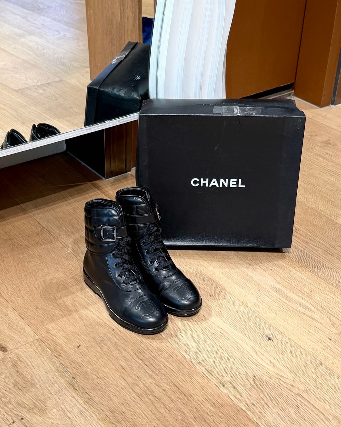 샤넬 블랙 00s 가죽 인터로킹 퀼팅 앵클 컴뱃 부츠 상품이미지1