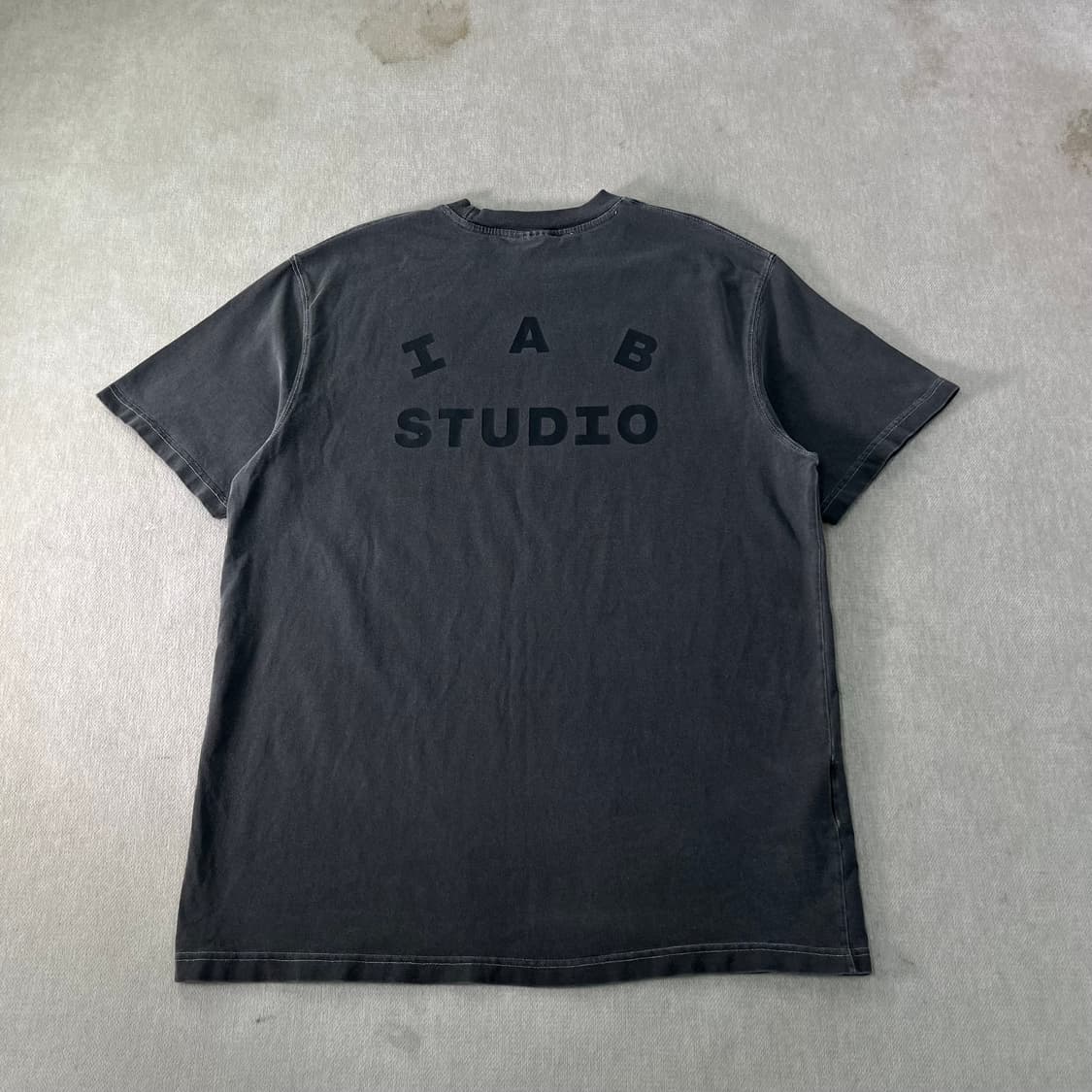 105 아이앱 스튜디오 피그먼트 블랙 반팔 티셔츠 상품이미지1