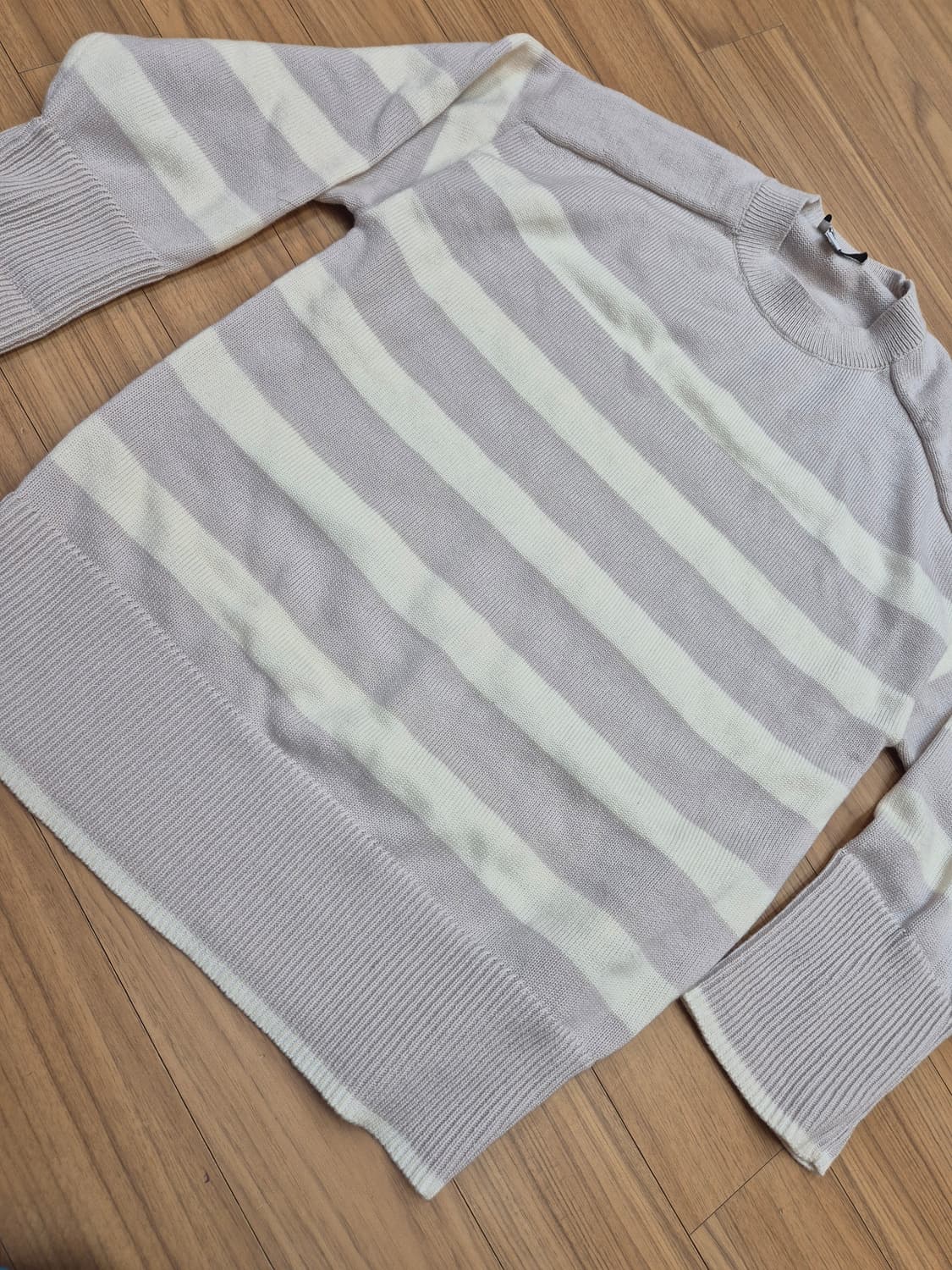 XS 사이즈 COS 스트라이프 니트입니다. 은은한 색감의 스트라이프 패턴 상품이미지1