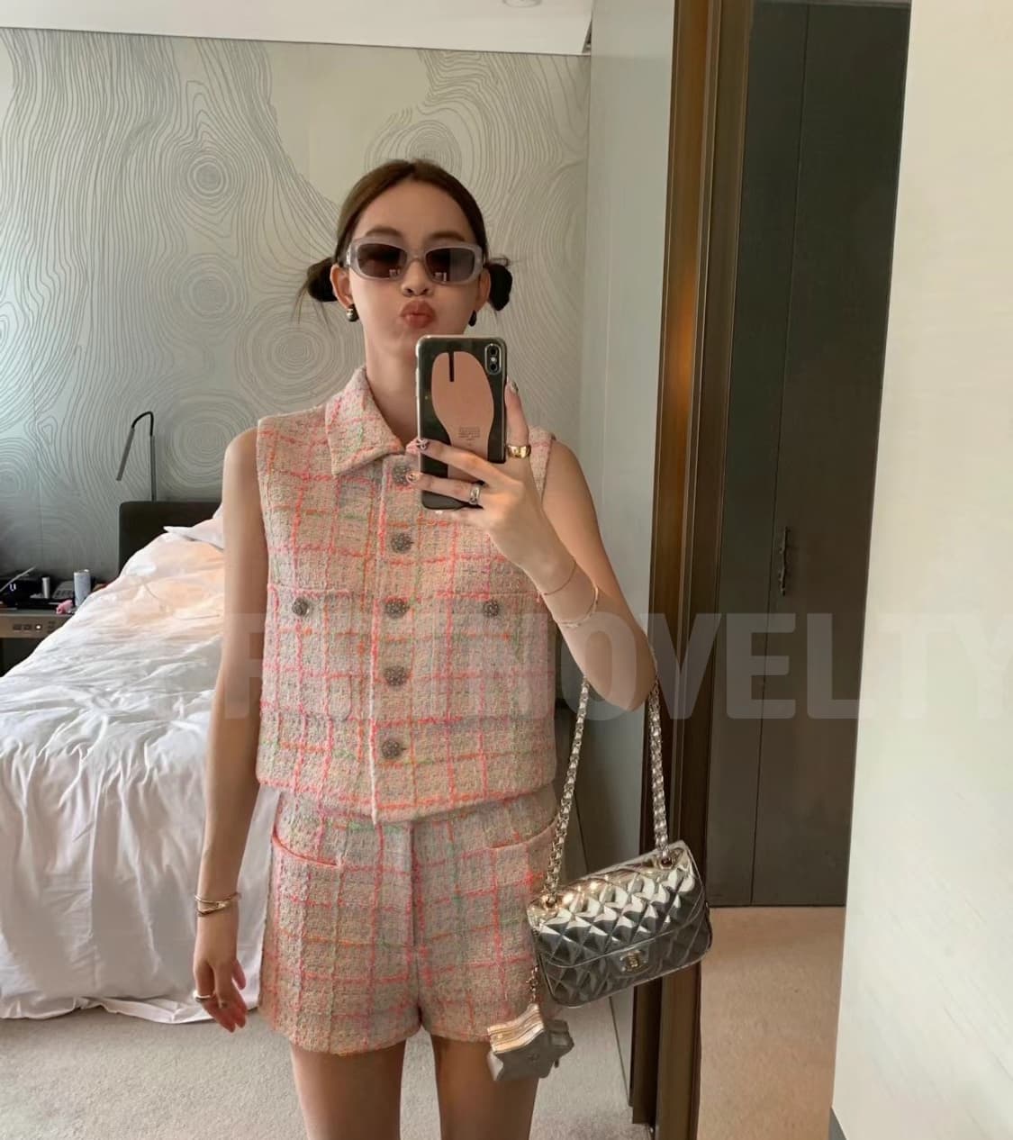 샤넬 뷰티 VIP 실버 메탈 크로스백 파우치 및 스타 코인 퍼스 세트 상품이미지1