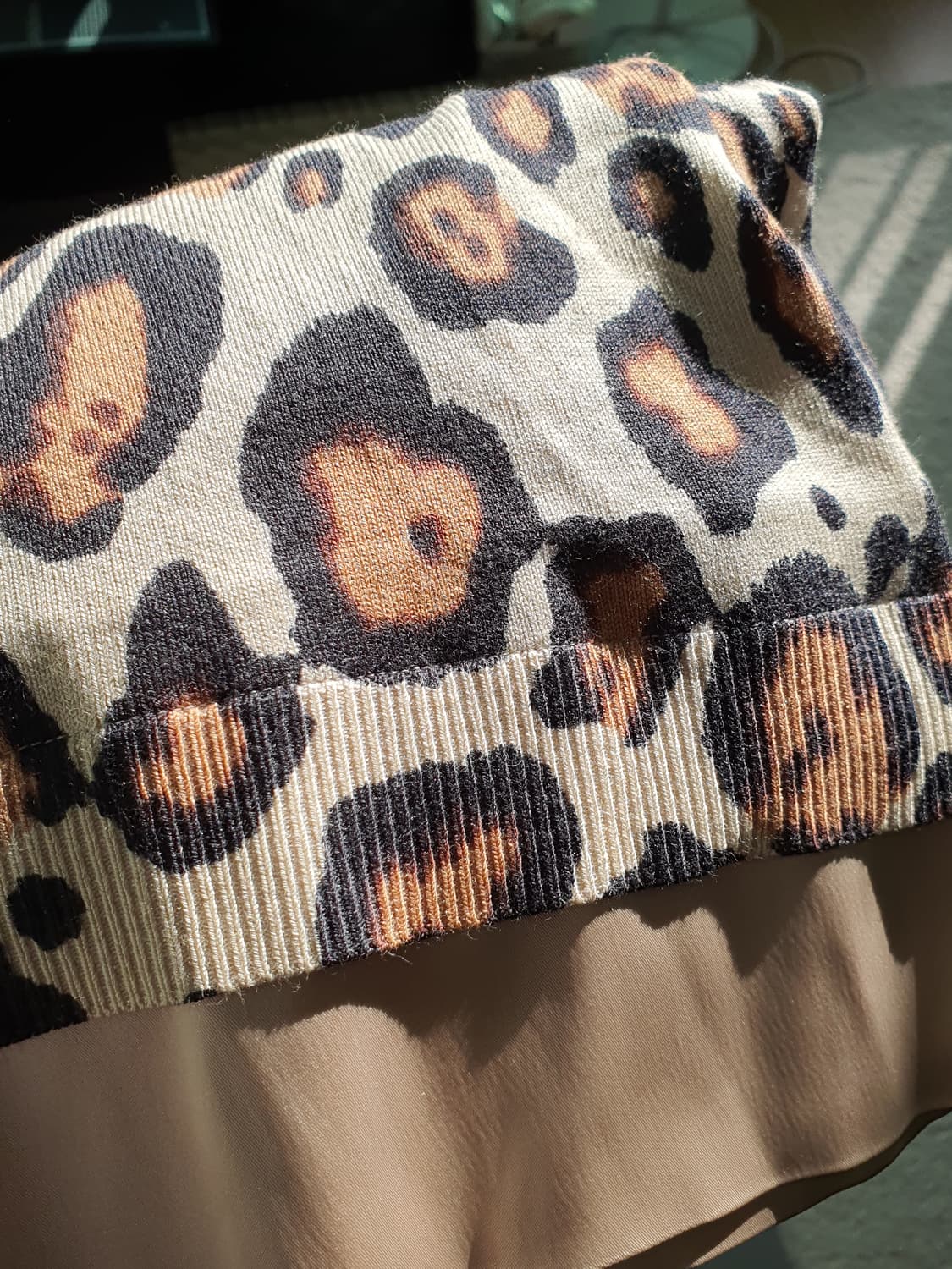 [갸루] 레오파드 패턴 폴라넥 긴팔 티셔츠 캐시미어 상품이미지4