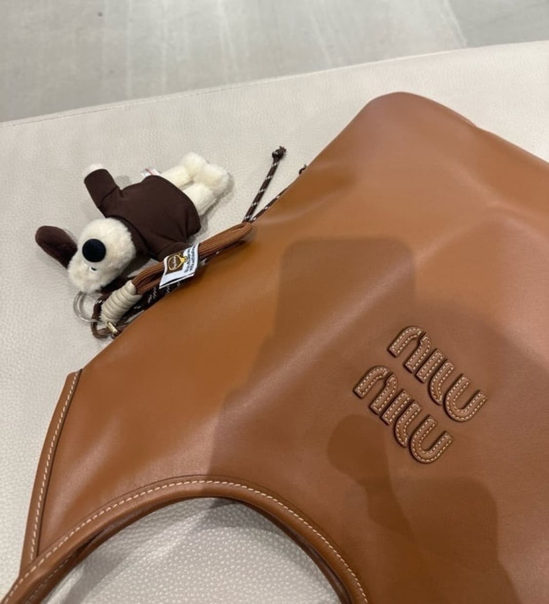 (새상품급)미우미우 레더 아이비백 꼬냑 레귤러 상품이미지6