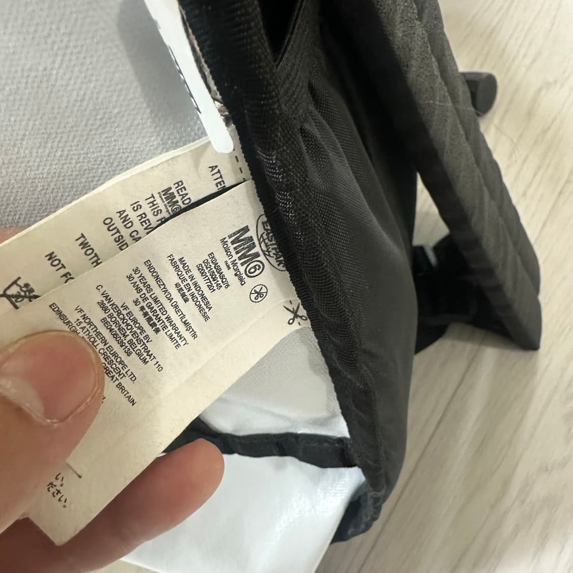 메종마르지엘라 MM6 이스트팩 리버시블 백팩 블랙 화이트 상품이미지3