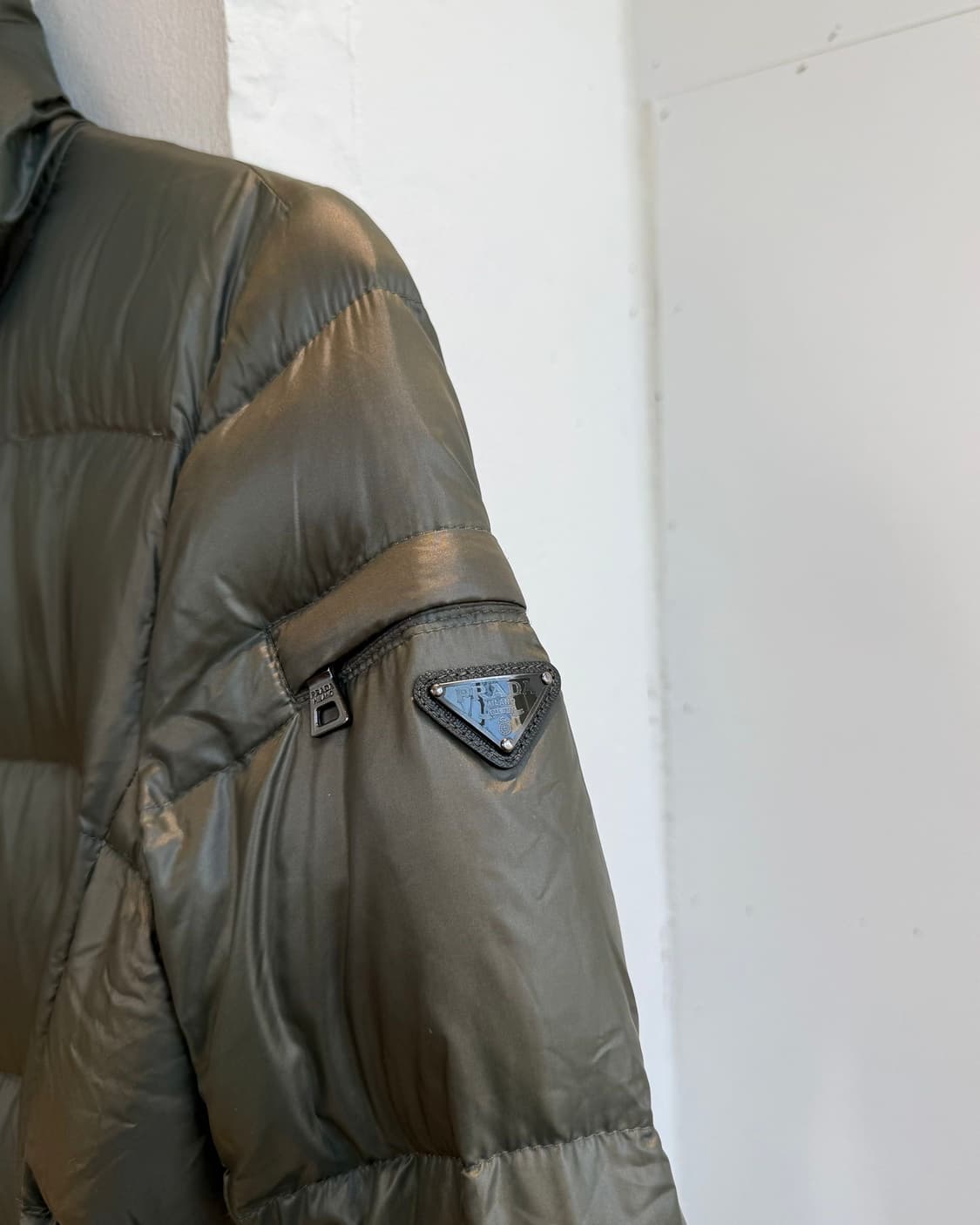 프라다 카키 덕다운 벨티드 패딩 점퍼  상품이미지5