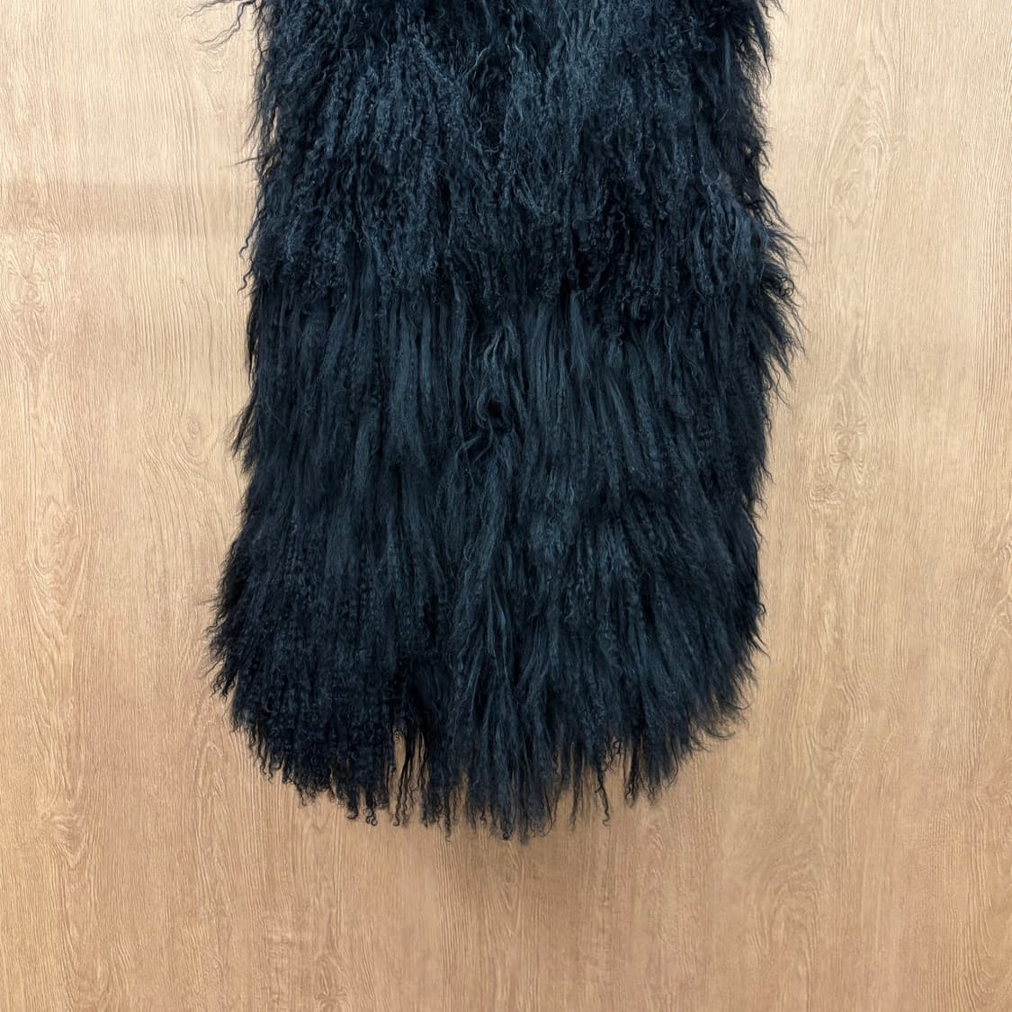 빈티지 퍼 베스트 롱 헤어 텍스처 안감 플라워 자수 패턴 디테일 블랙 상품이미지5