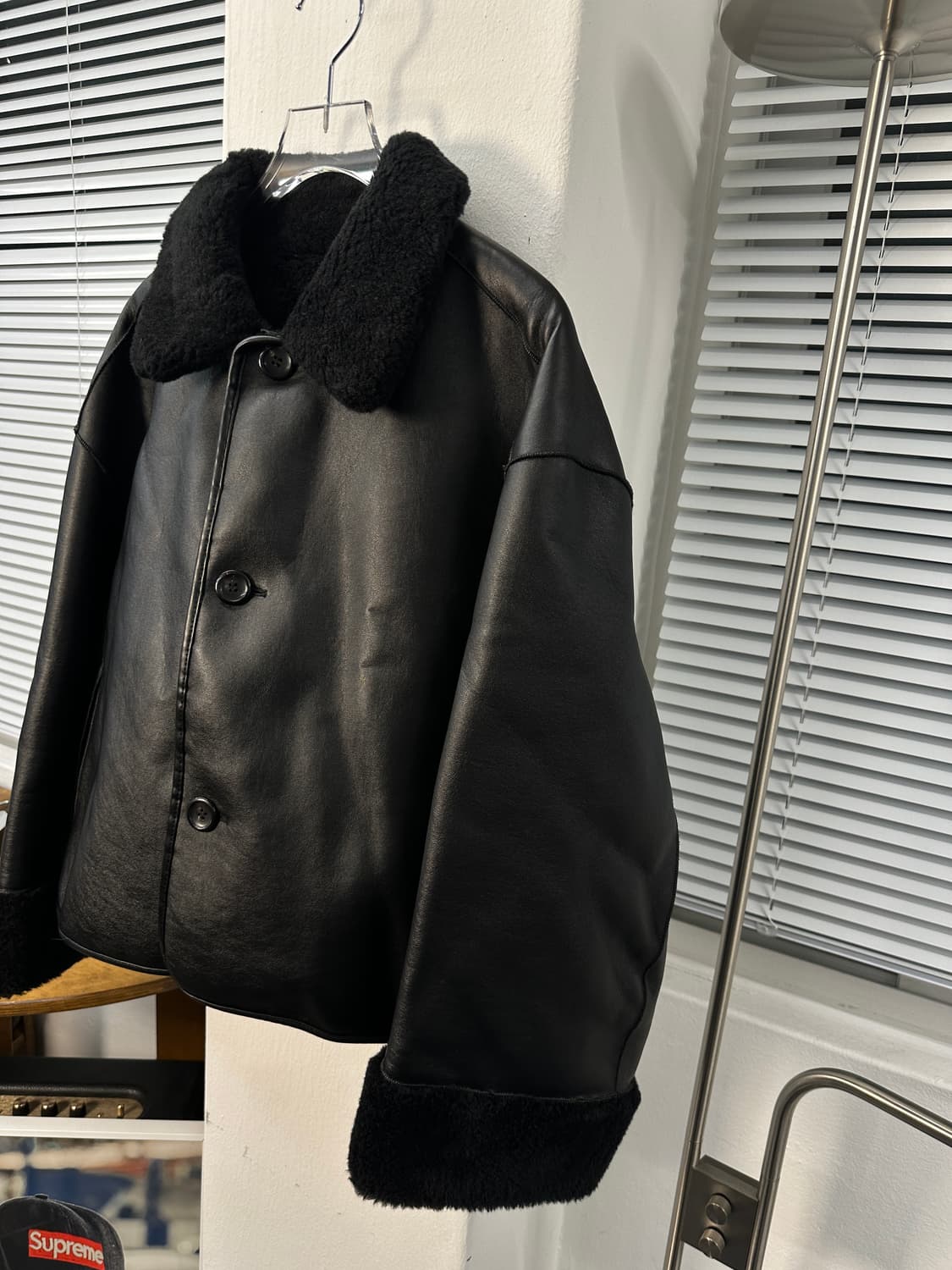 carriere short 리버시블 에코레더 무스탕 블랙 os  상품이미지5