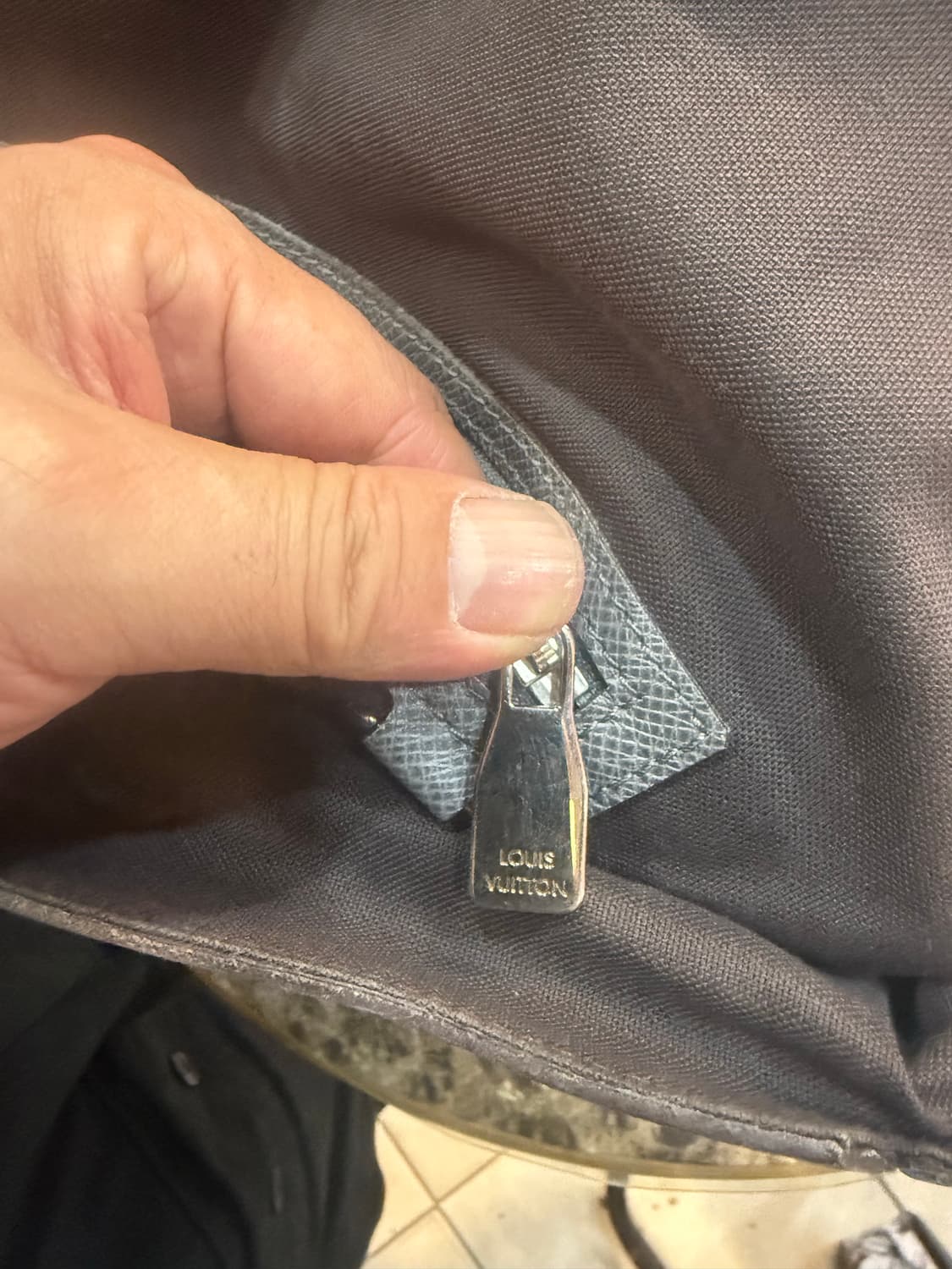 정품 루이비통 타이가 로만 크로스백 팝니다 상품이미지9