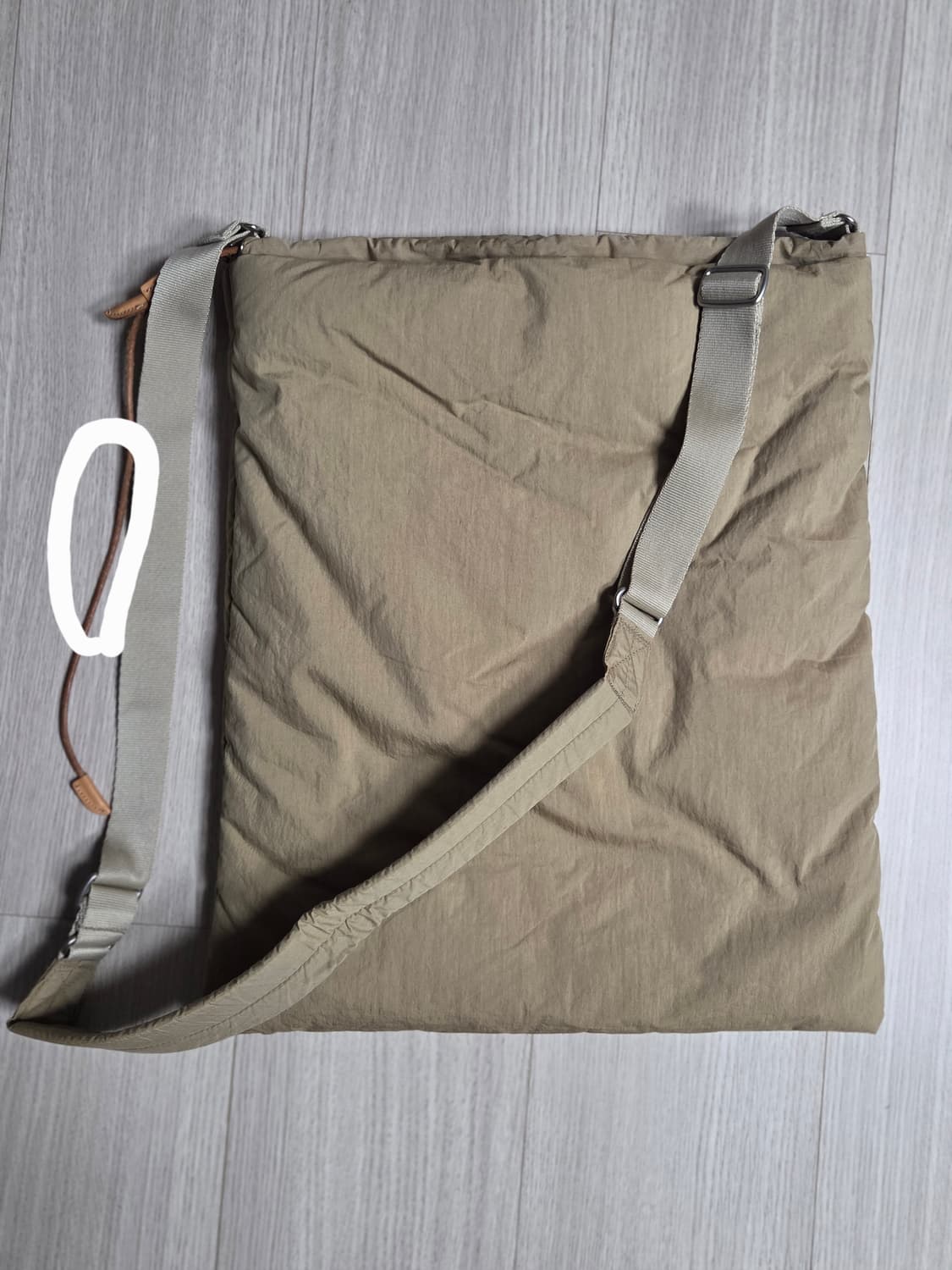 인사일런스 패디드 크로스 백 베이지 상품이미지2