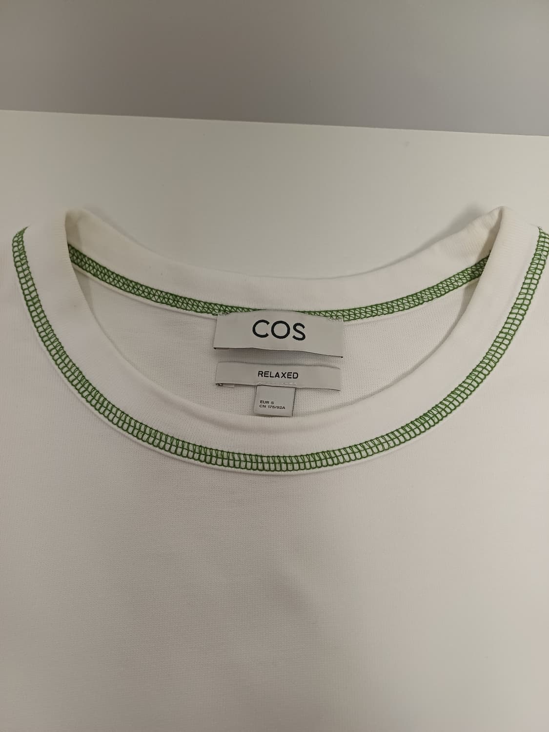 COS(코스) 릴랙스핏 콘트라스트 스티치 체스트 포켓 티- 화이트 그린 상품이미지3
