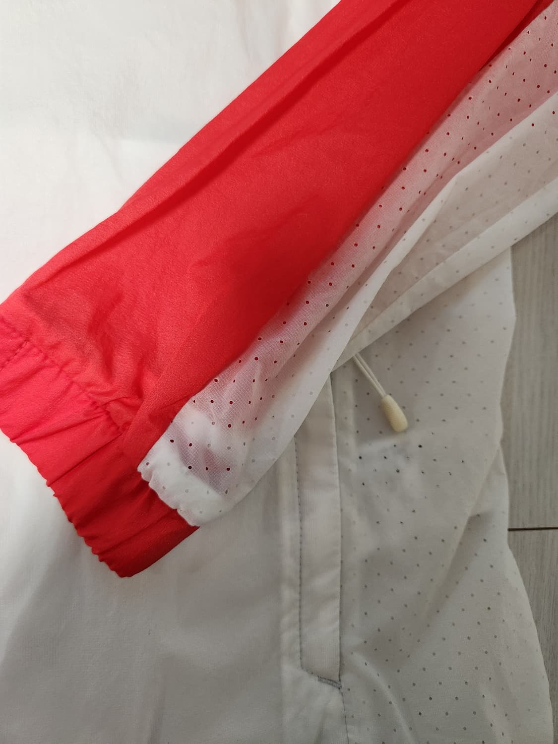 새상품급)아이더 여성 바람막이 M

오염 하자없이 깨끗해요^^

세탁해뒀 상품이미지5