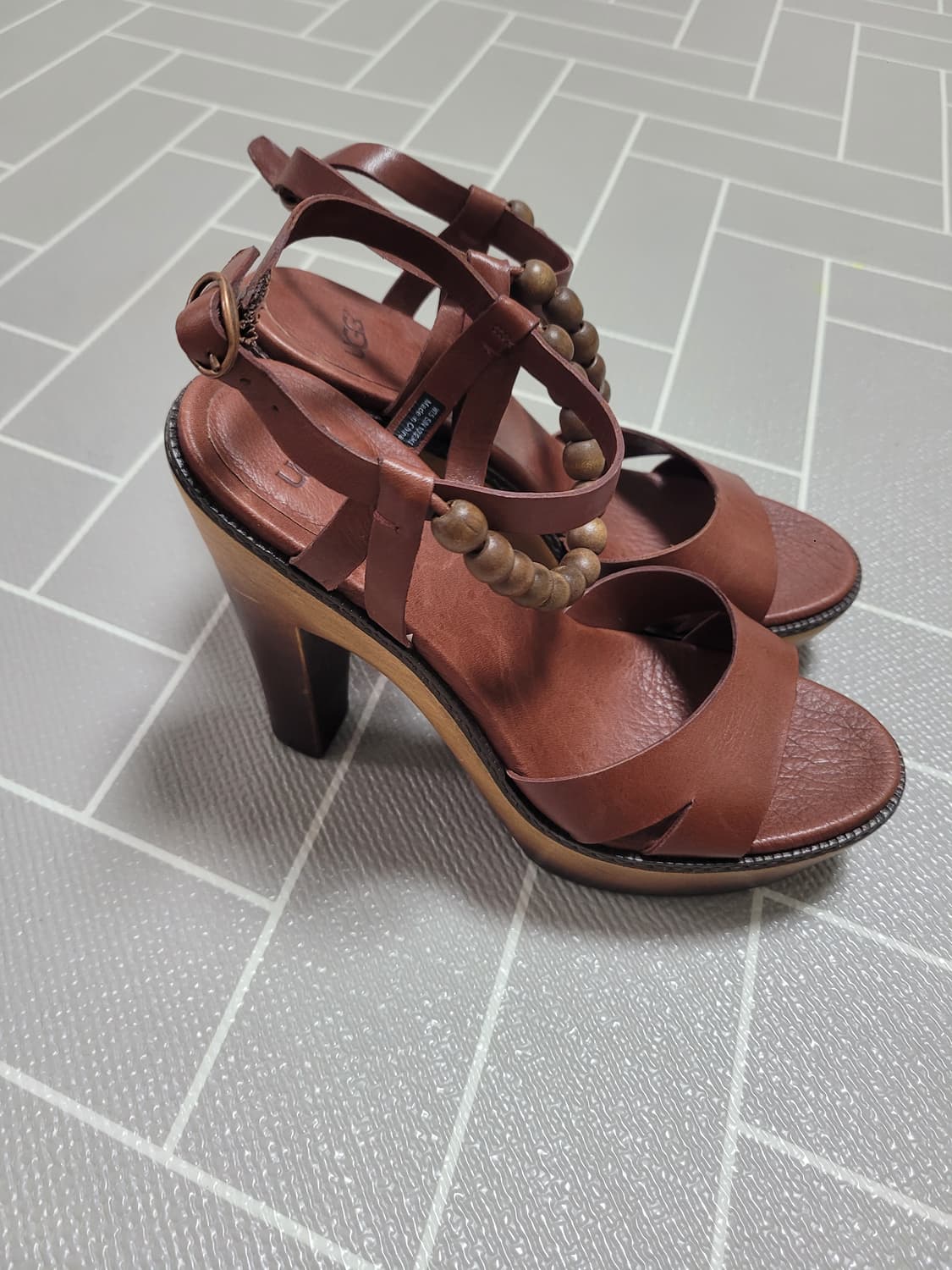새상품) UGG 어그 누드 태닝 우드 스트랩 힐 슈즈 245 상품이미지1