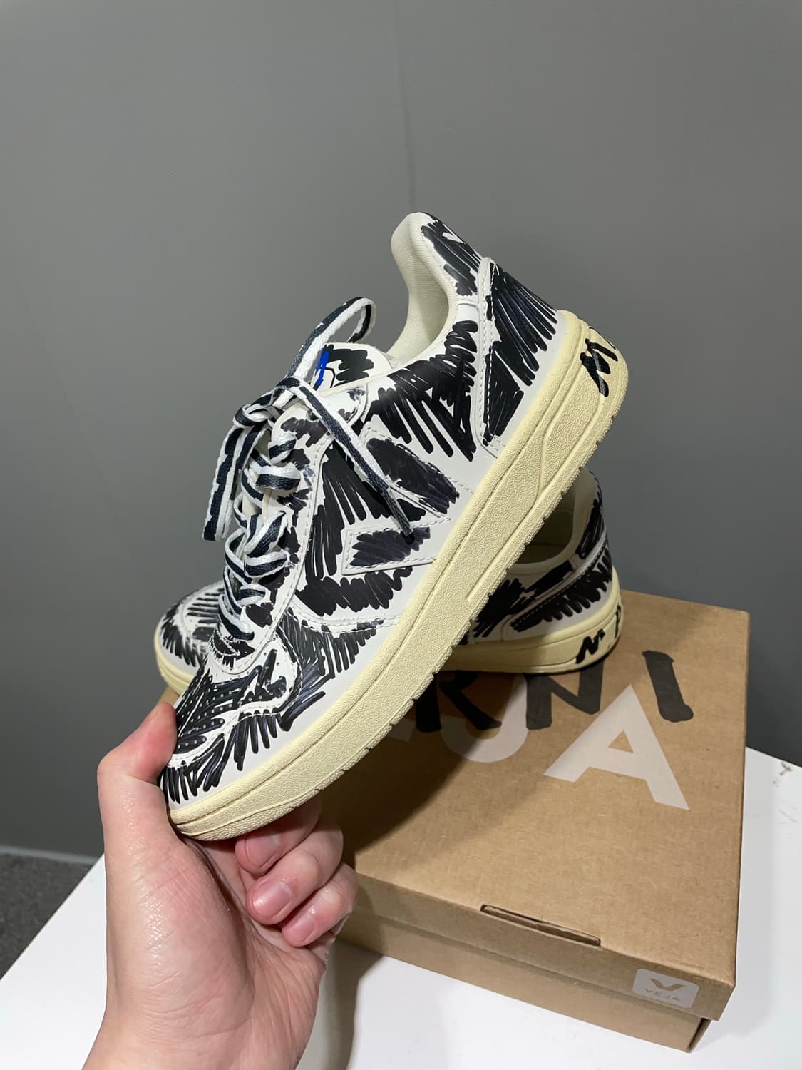 (정품/새상품) 베자 X 마르니 콜라보 여성 페인트 레더 로우 스니커즈 상품이미지4