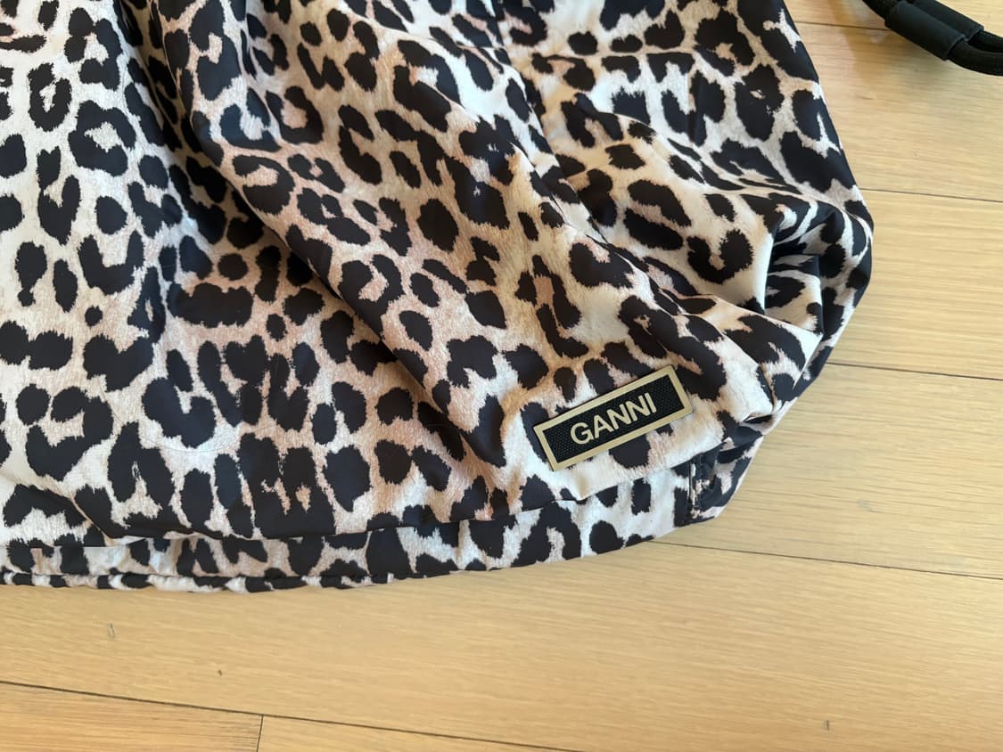 Ganni 가니 테크 패브릭 레오파드 토트 가방 상품이미지3