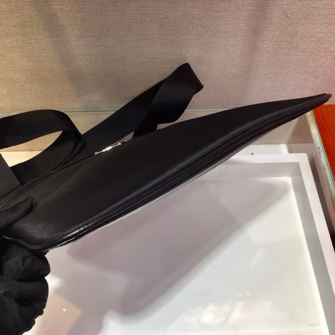 프라다 리나일론 앤 사피아노 레더 크로스바디백 블랙 상품이미지3