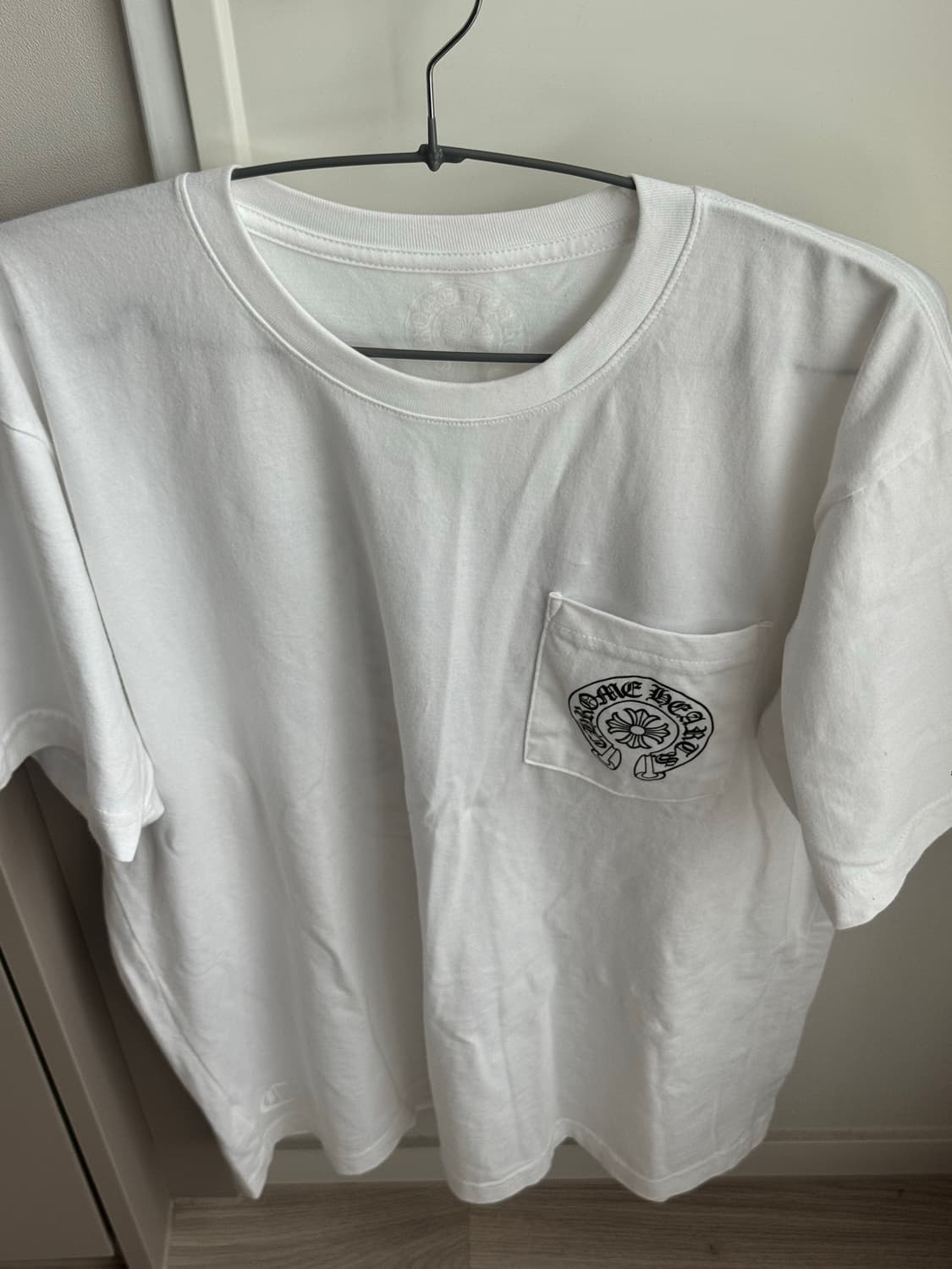 크롬하츠 홀스슈 로고 포켓 티셔츠 화이트 상품이미지2