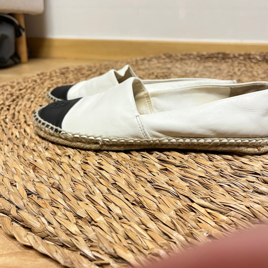 (245mm) 토리버치 에스파드 슬립온 플랫슈즈 화이트/블랙 상품이미지2