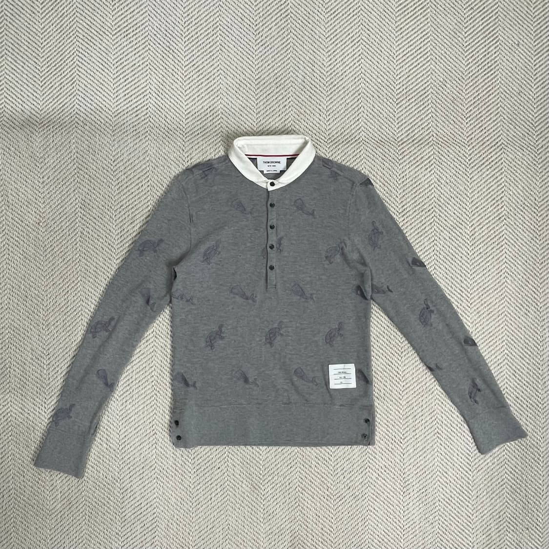 톰브라운 그레이 거북이 패턴 럭비 티셔츠 상품이미지1