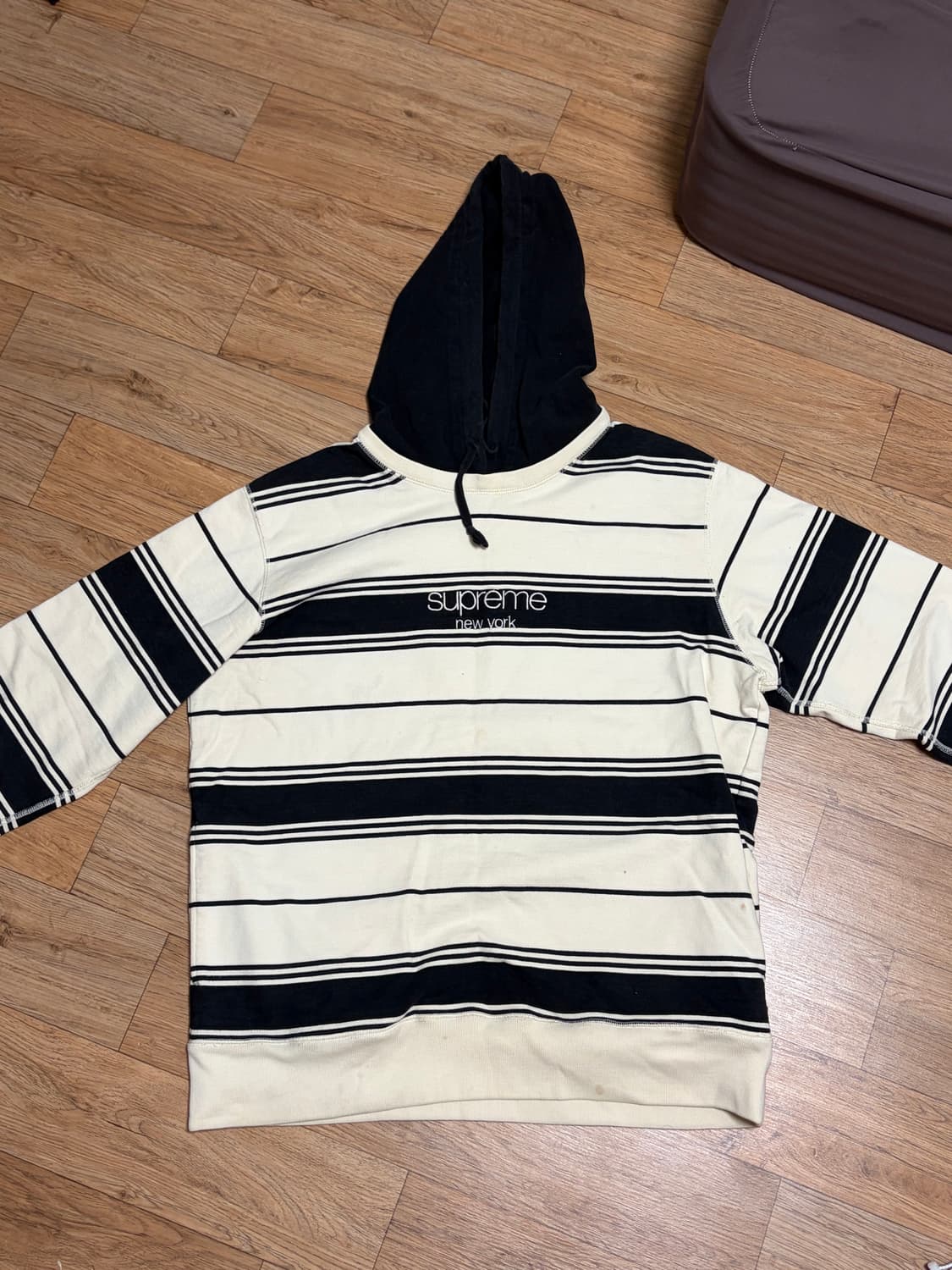 16fw 슈프림 스트라이프 후드티 상품이미지1