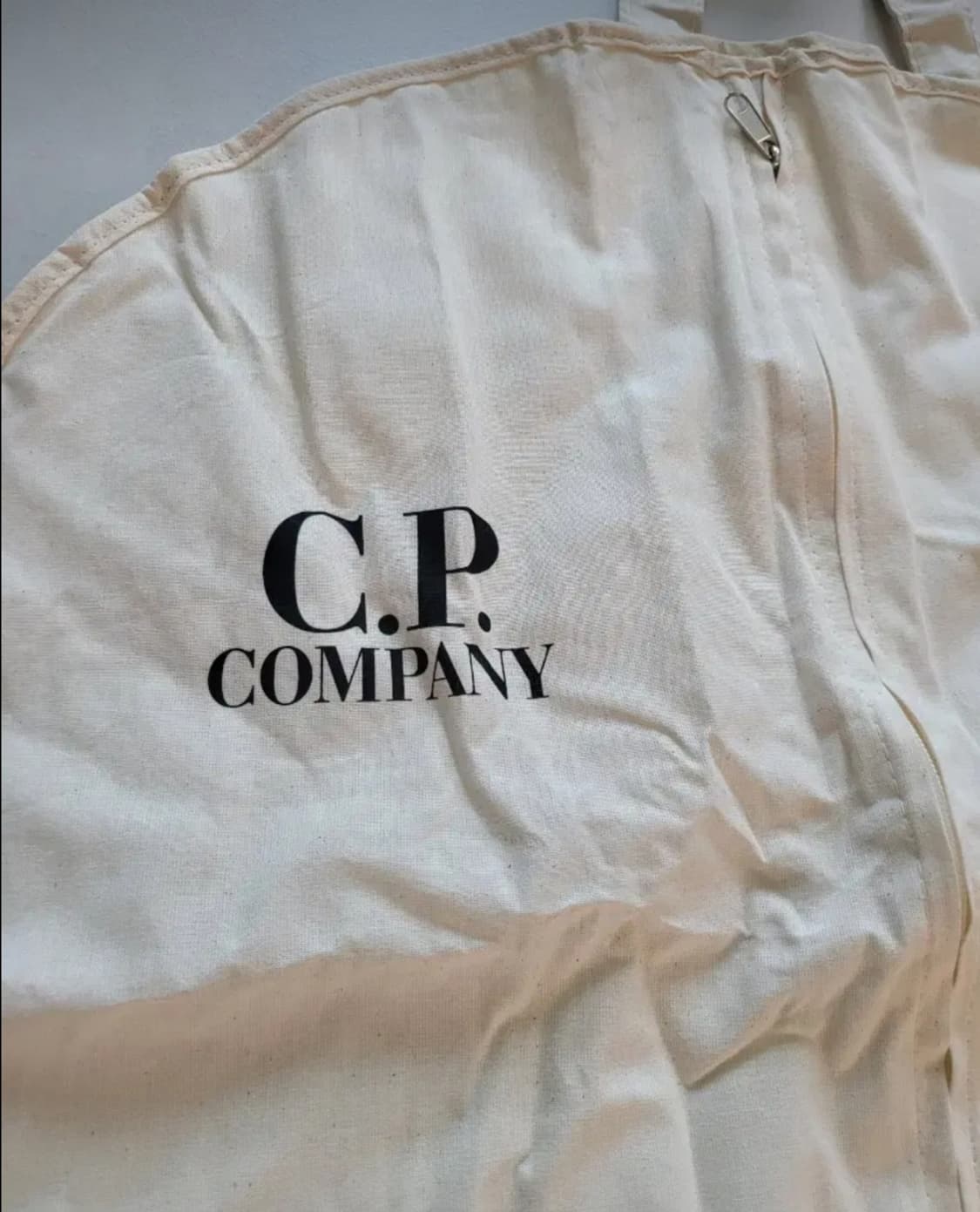 CP Company의 감성을 완성하는 마지막 조각, 프리미엄 가먼트 백 상품이미지2