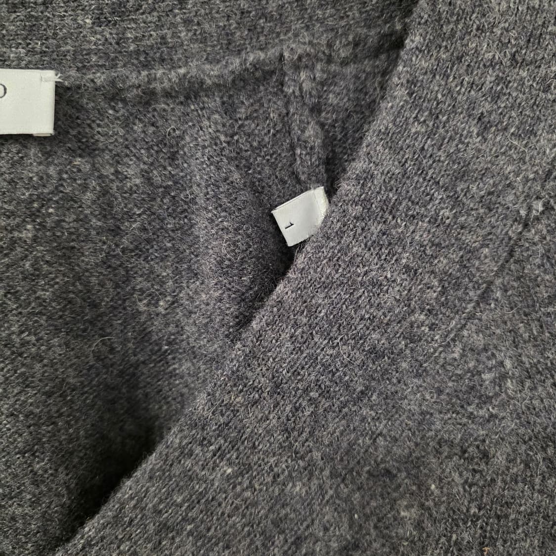 산드로 V넥 니트 회색/버건디 배색 상품이미지5