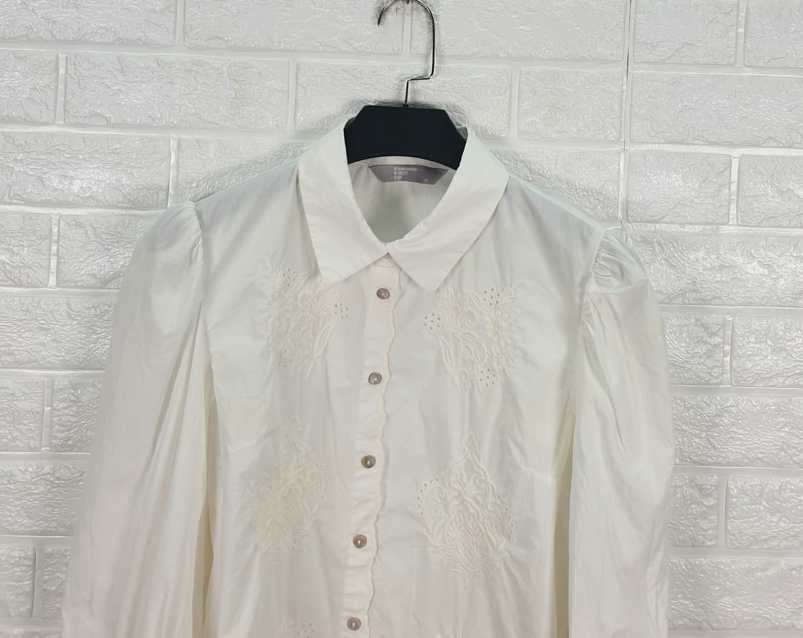 [55]에잇세컨즈 자수 소매퍼프 블라우스 상품이미지4