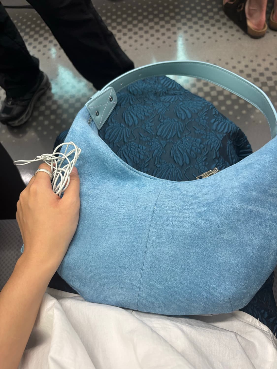 블루 스웨이드 호보백 상품이미지1