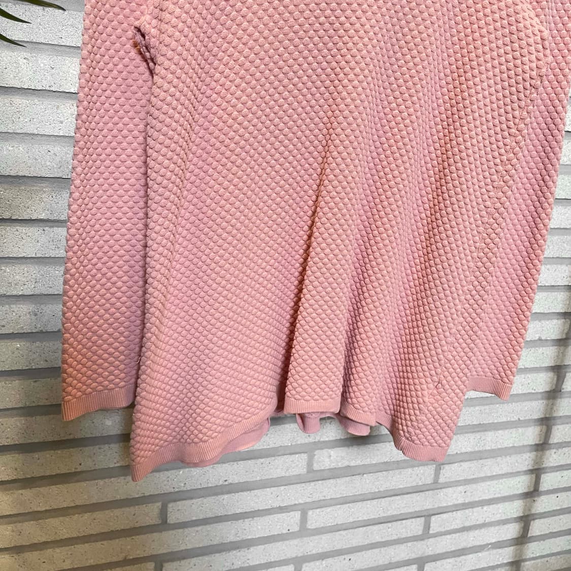 코스 와플 맨투맨 티셔츠 엠보싱 텍스쳐 플레어 핏 디테일 핑크 상품이미지5