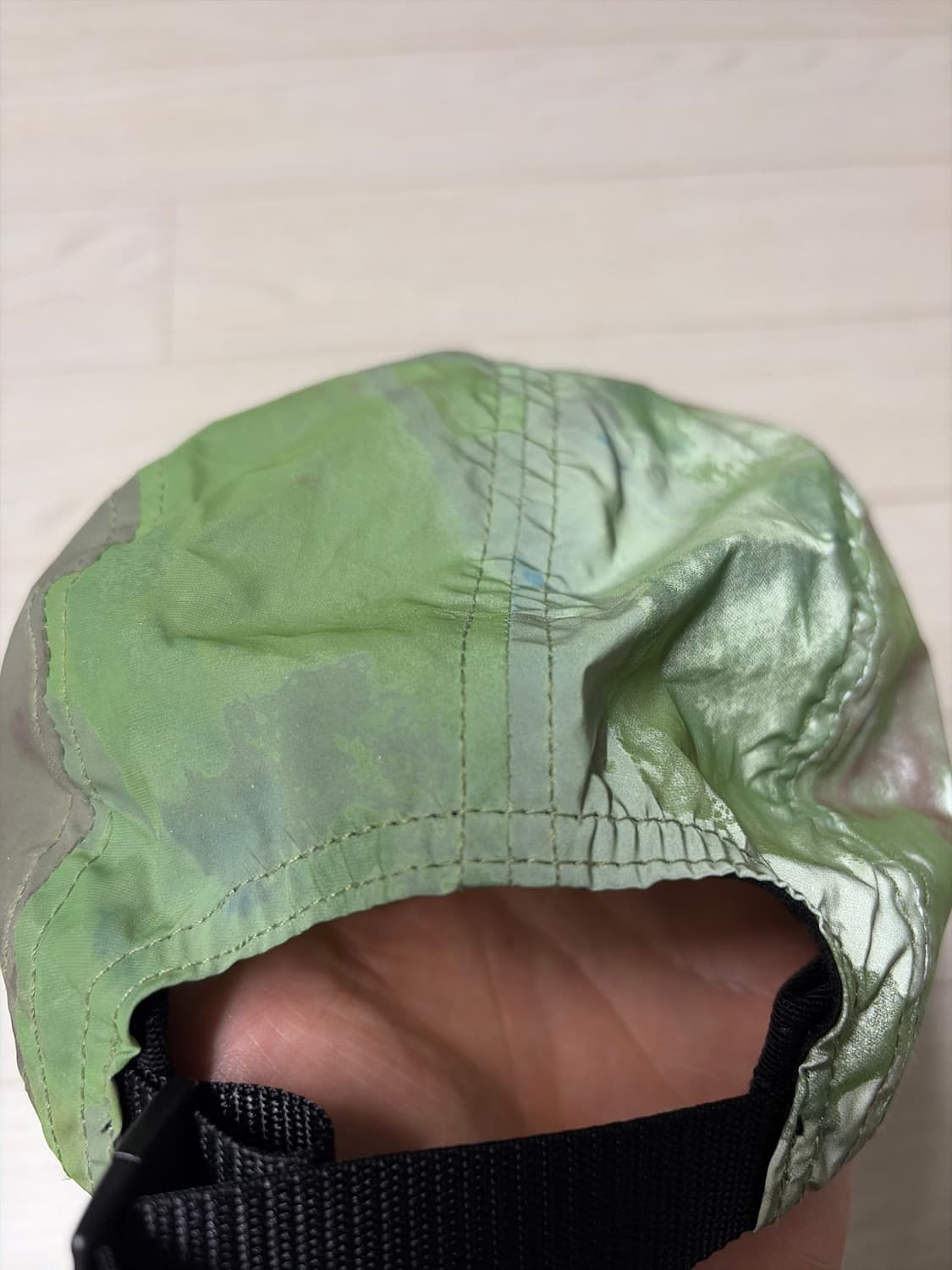 Supreme의 21SS 리플렉티브 다이드 캠프캡 그린 모델입니다. 상품이미지3