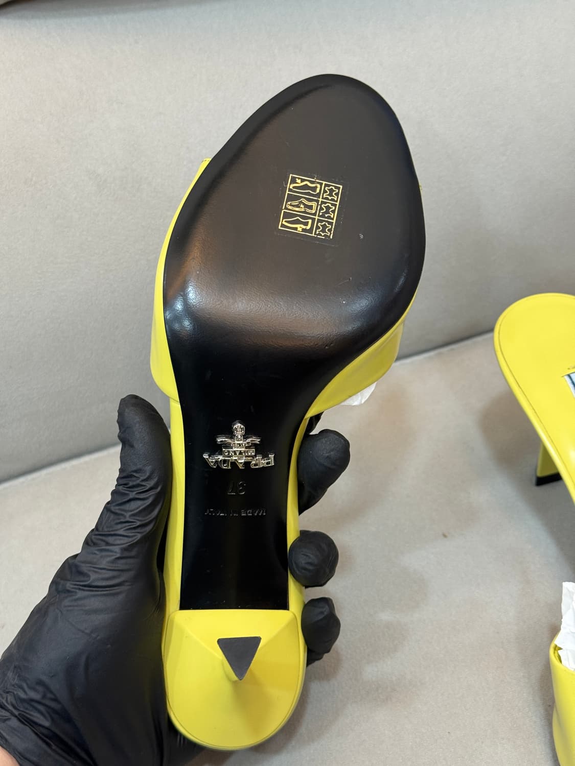 새상품급 프라다 브러쉬드 펌프스 구두 상품이미지3