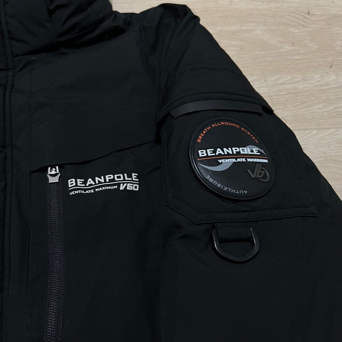 빈폴 아웃도어 덕다운 와펜 후드 패딩 점퍼 [블랙] L/100 상품이미지4