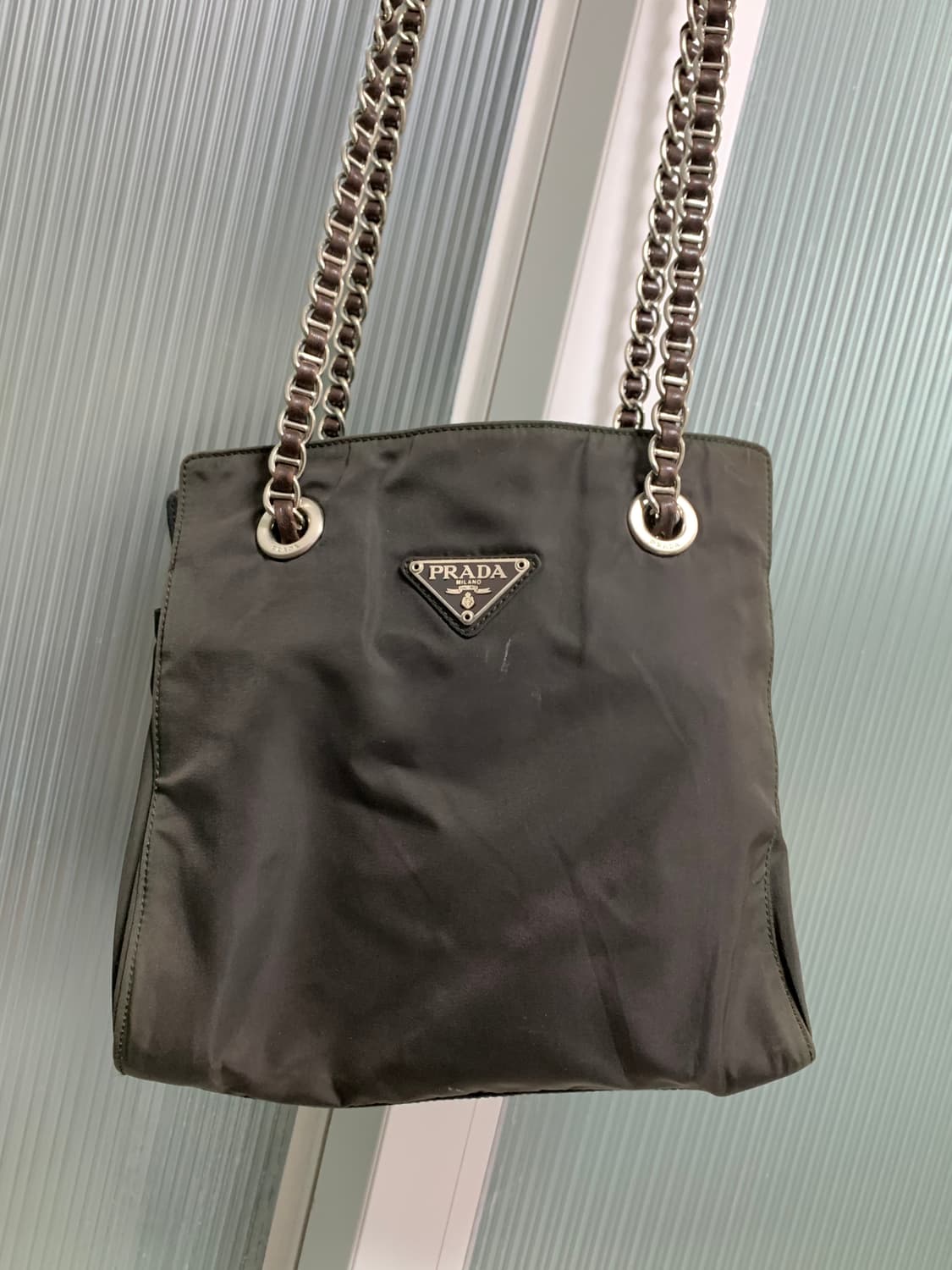 프라다 삼각로고 다크브라운 나일론 체인 숄더백 상품이미지1