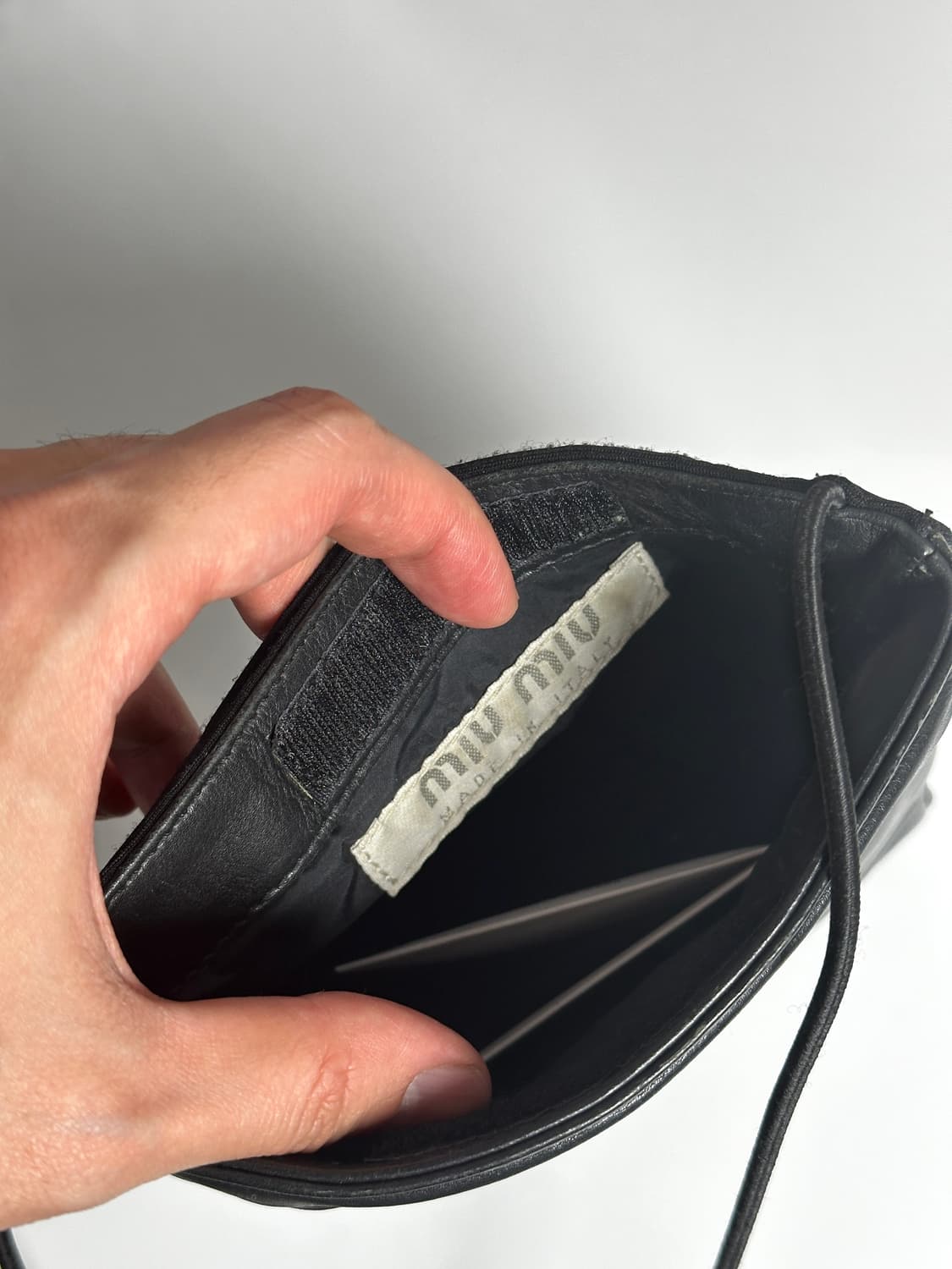 미우미우 레더 크로스백 – 미니멀 컨템포러리 에센셜 상품이미지9