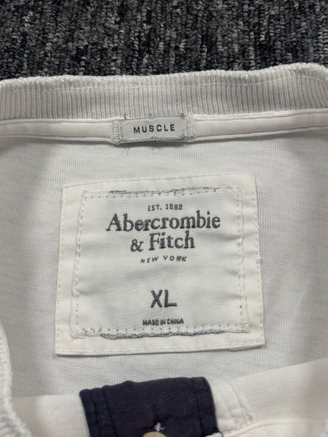 아베크롬비 하프버튼 헨리넥 화이트 롱슬리브 상품이미지5