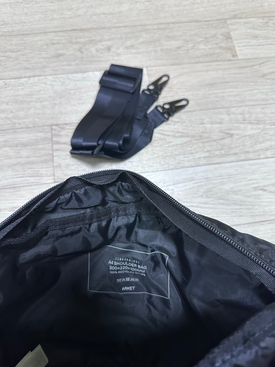 아르켓 A4 숄더백 블랙 상품이미지2