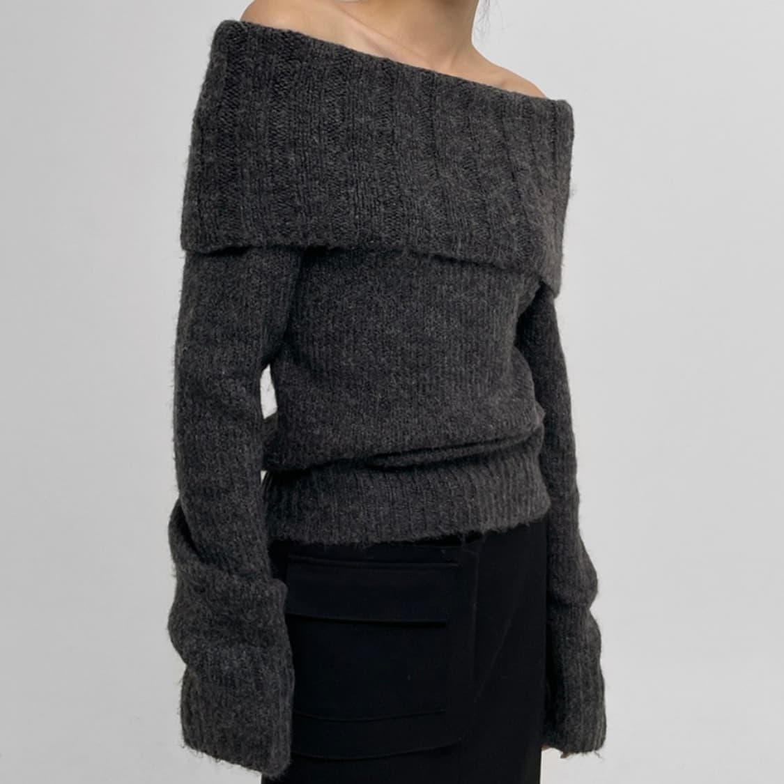 블랙업 오프숄더 니트 상품이미지1