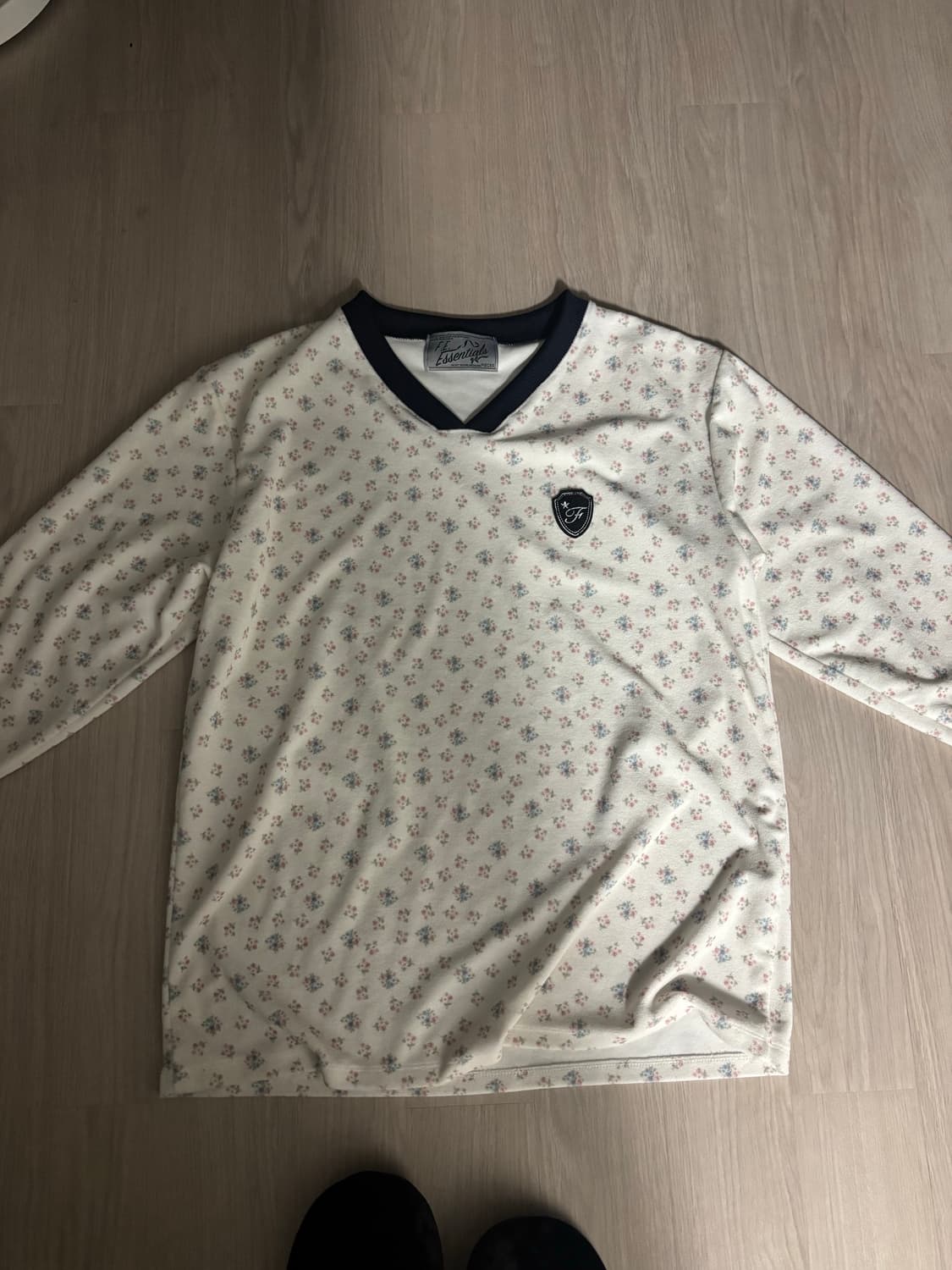 샵페어리 F.E.E.S 브이넥 플라워 테리 셔츠 아이보리 상품이미지1